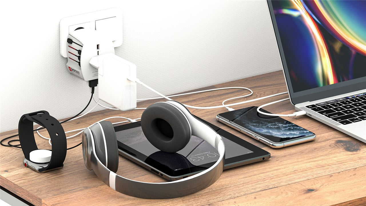 SKROSS MUV Reiseadapter – 4× USB-A, für weltweite Verwendung – Weiss