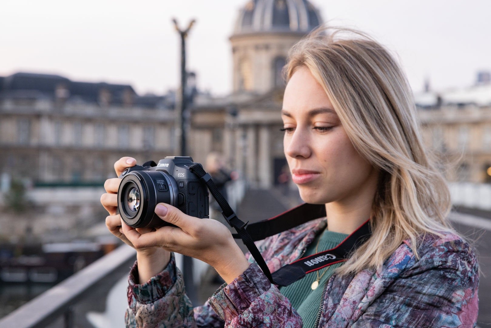 Canon EOS R8 – Systemkamera Kit RF 24–50mm