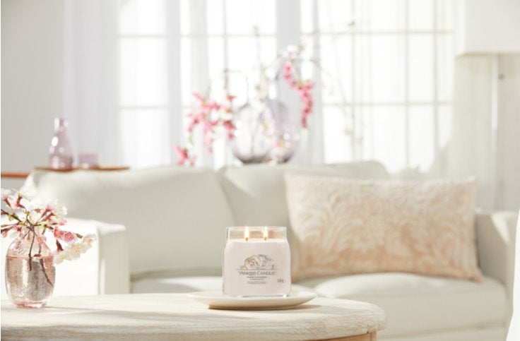 Yankee Candle Warm Cashmere – Duftkerze, Medium Jar, 50 h