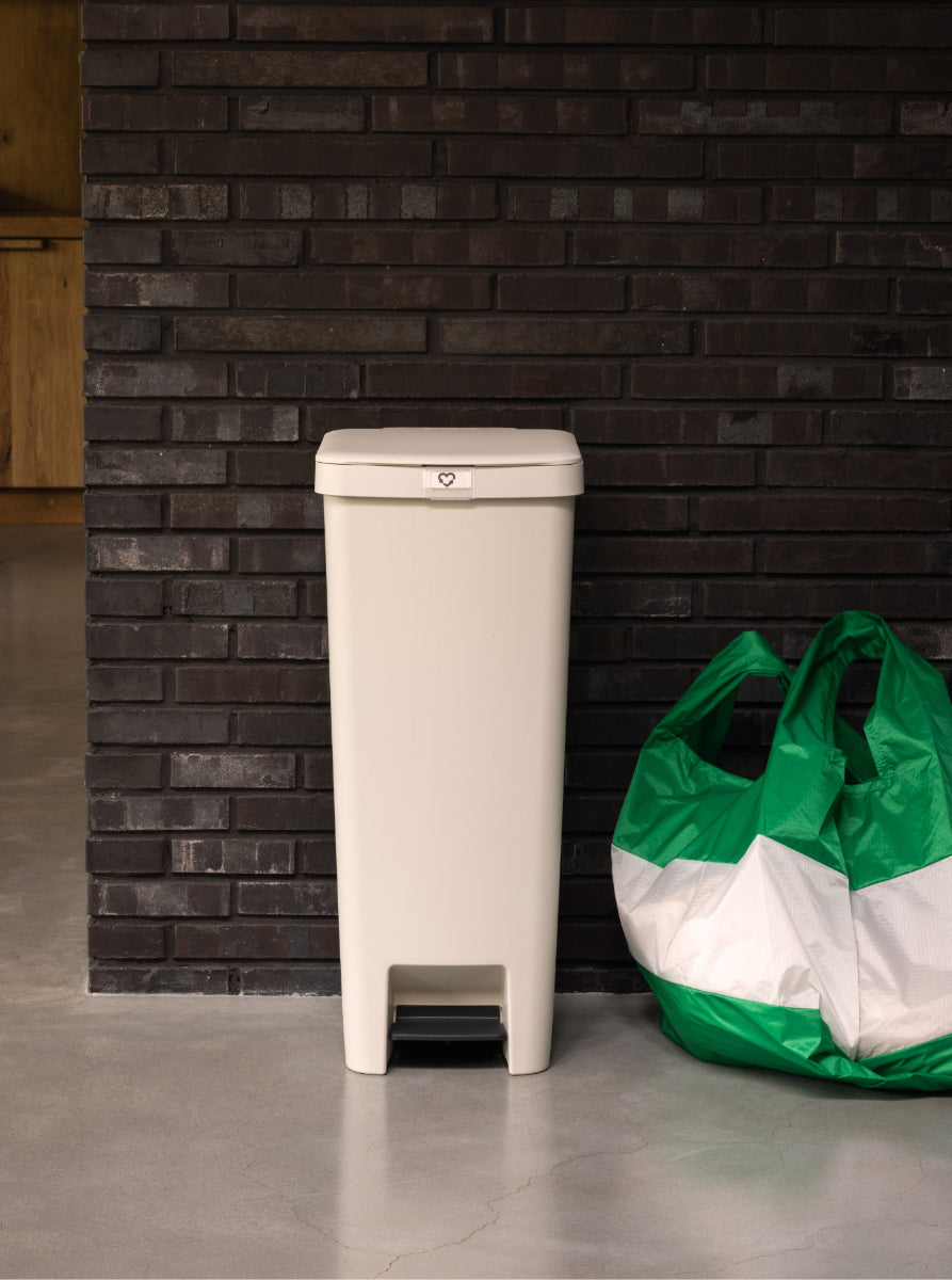 Brabantia StepUp Treteimer – 40 l – Kunststoff, rechteckig – soft beige – Soft-Close