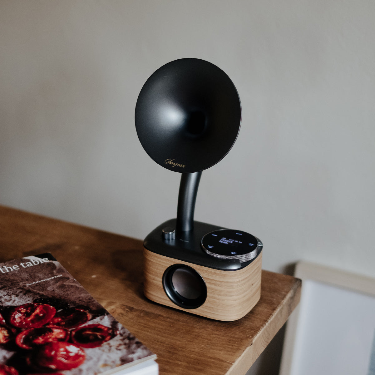 Sangean CP-100D – DAB+/UKW-Tischradio, Bluetooth – Grau/Hellbraun