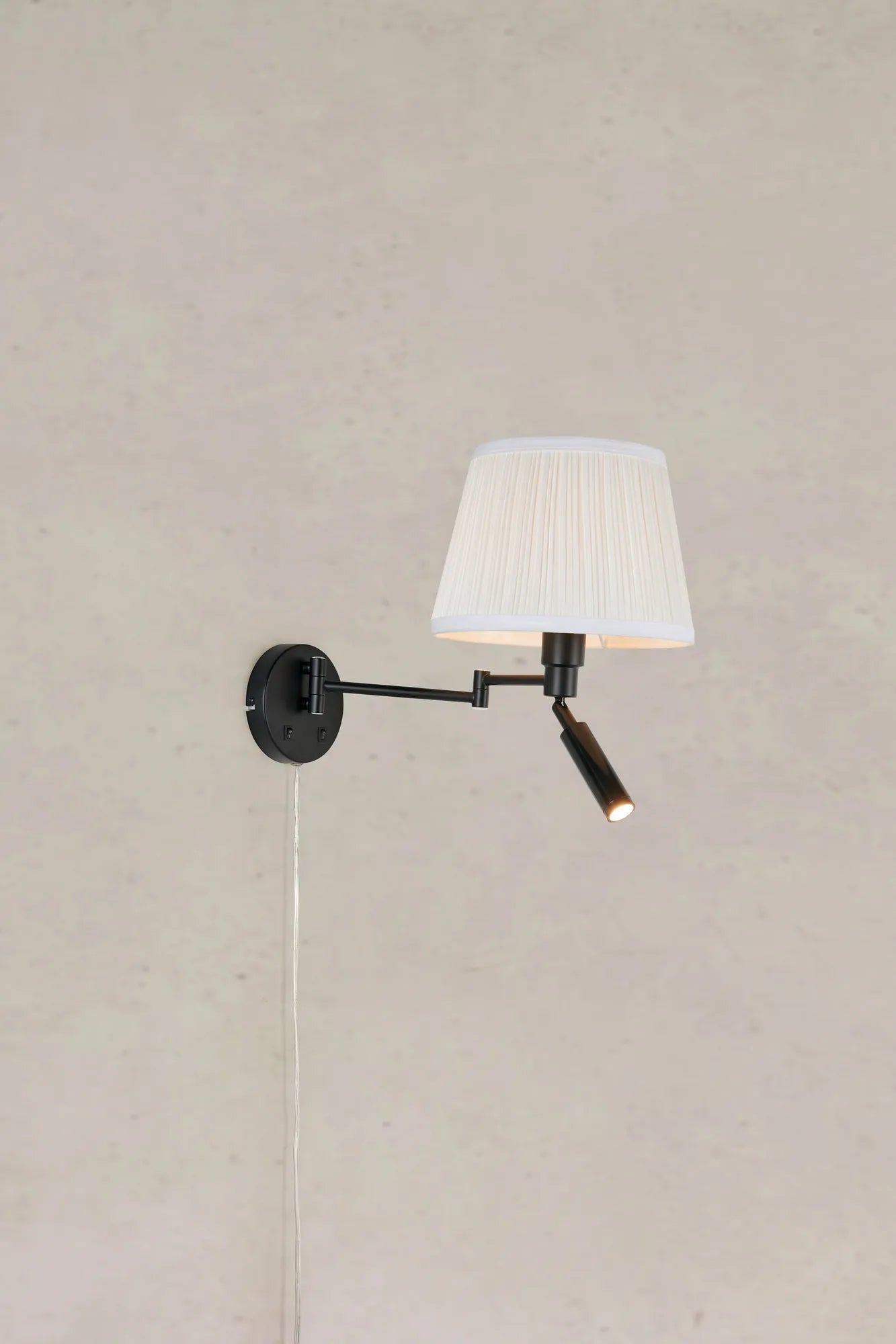 Markslöjd Wandleuchte Pivot – 170 lm, 60 W, 3000 K, Schwarz/Weiss, Ein/Aus-Schalter
