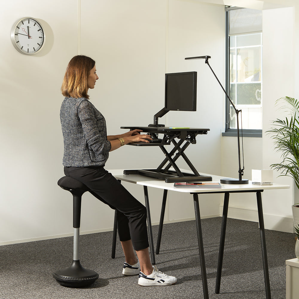 Unilux MOOVE Stehhocker – Stoff – Schwarz, schwenkbar, 63–89 cm, bis 150 kg