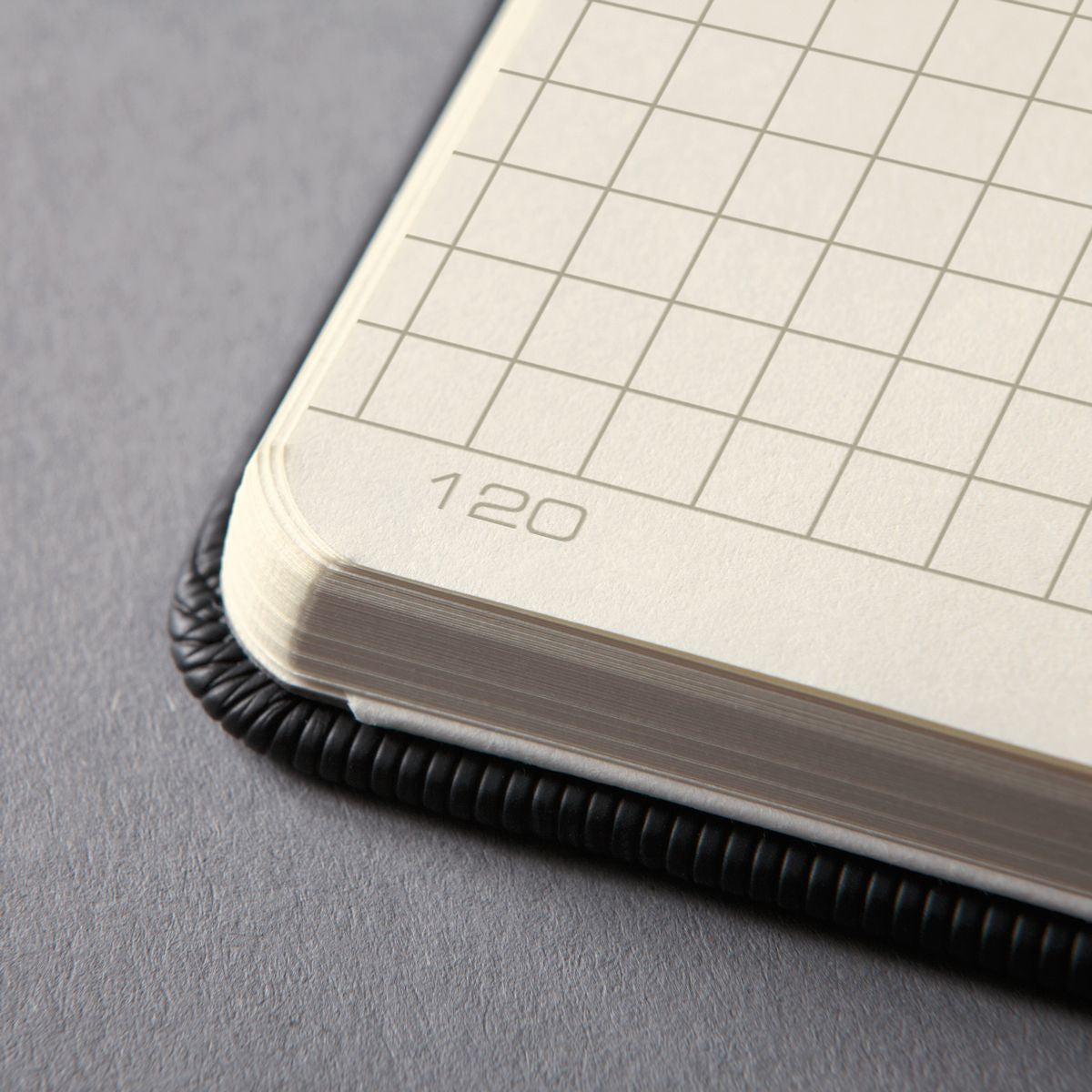 Sigel Notizbuch, 108 × 151 mm, kariert 5 mm, Fadenheftung, 194 Seiten, 80 g/m² – schwarz