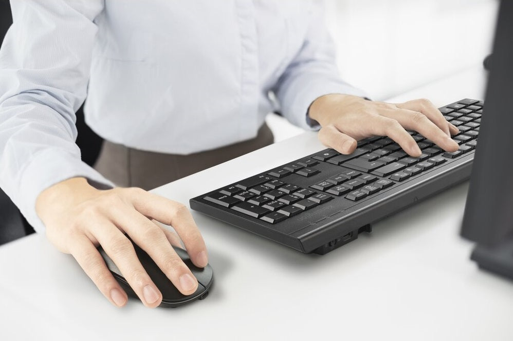 Kensington KM270 EQ Desktop Set – Tastatur-Set mit Maus, Nordisch, 2,4 GHz + Bluetooth, Schwarz
