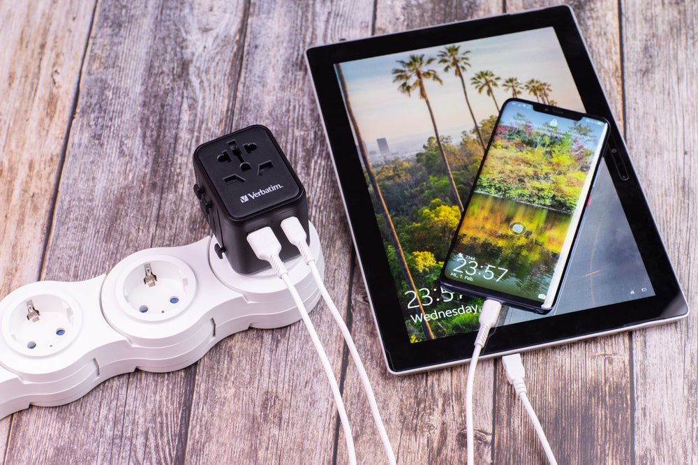 Verbatim Reiseadapter – 100–250 V, 2'500 W, 2x USB (PD20W) – von Typ A/B/C zu Typ E/F/G usw. – schwarz