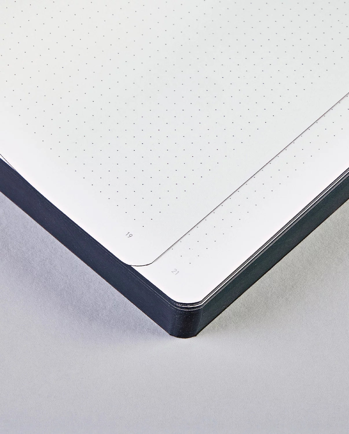 nuuna Notizbuch – 165 × 220 mm – 120 g/m² – Softcover, Fadenheftung, nummerierte Seiten, schwarz/weiss