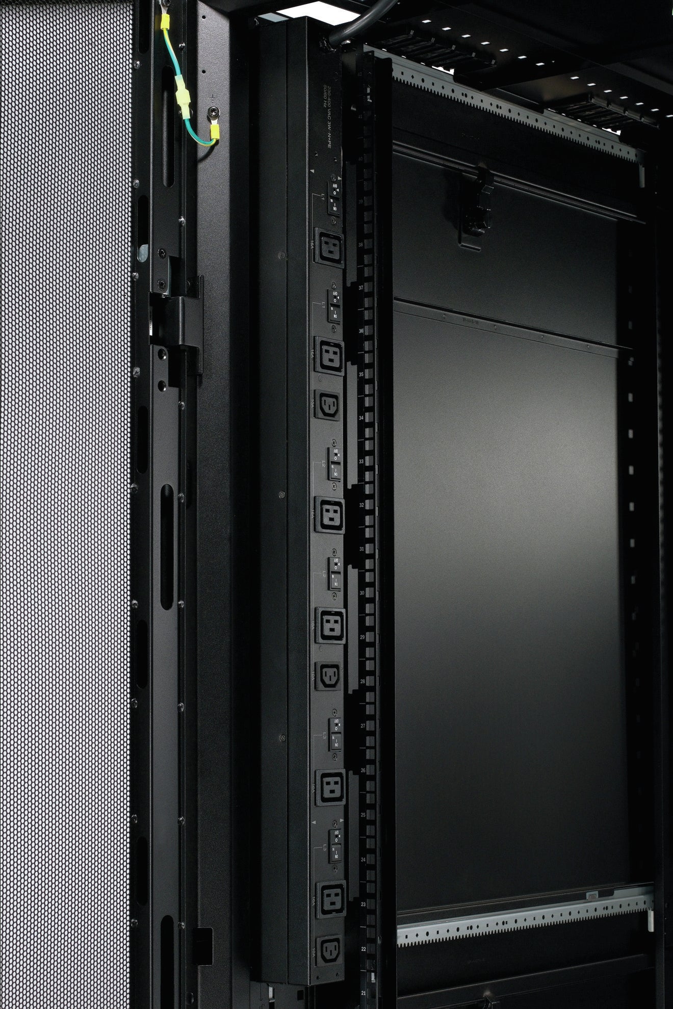 APC Rack-PDU – 0U, senkrecht, 3× IEC C13, 6× IEC C19, IEC 309 32A 3P+N+PE, 400 V/32 A, 3-phasig, 1,83 m