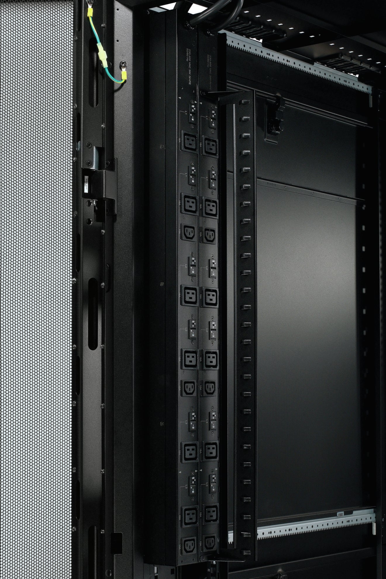 APC Rack-PDU – 0U, senkrecht, 3× IEC C13, 6× IEC C19, IEC 309 32A 3P+N+PE, 400 V/32 A, 3-phasig, 1,83 m