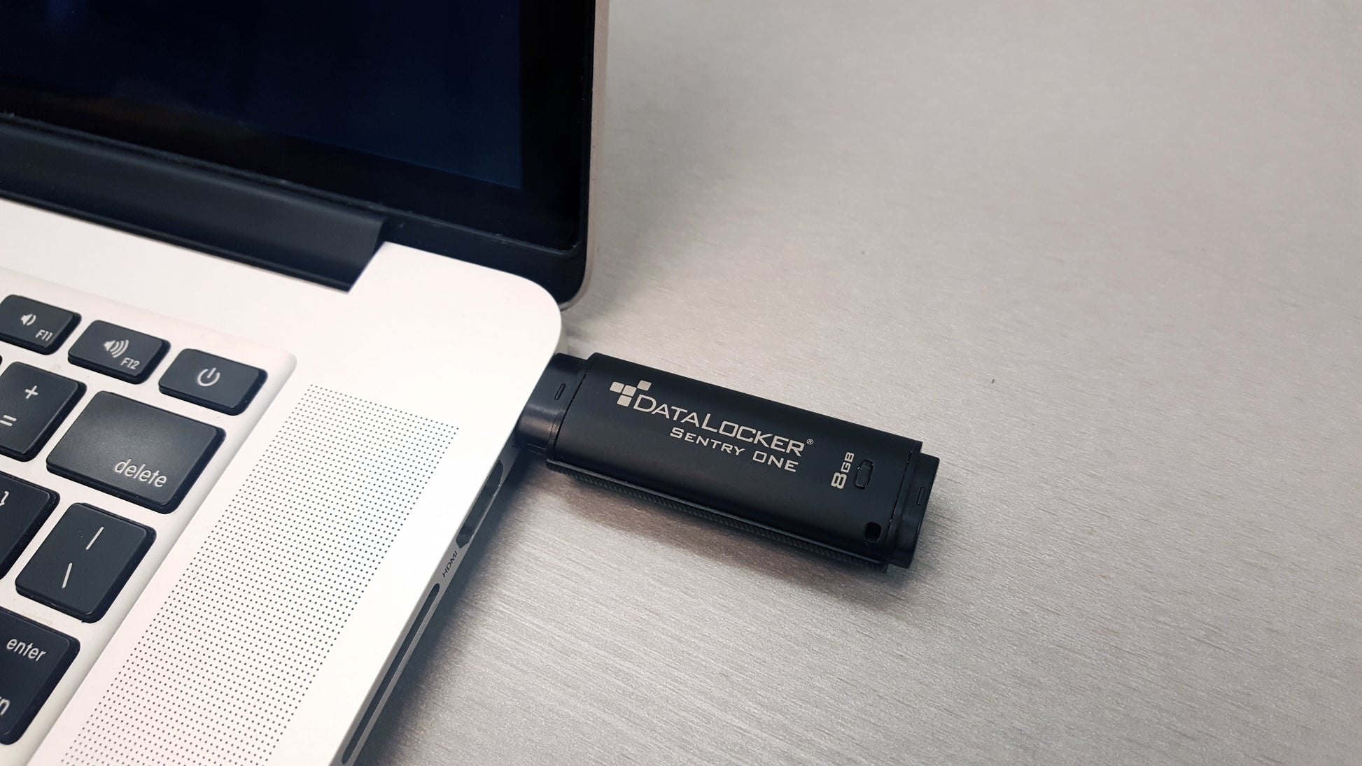 DataLocker Sentry One Managed USB-Stick 8 GB – USB-A 3.2 Gen 1, 165/22 MB/s, AES-256, IP68, mit Kappe, Schwarz