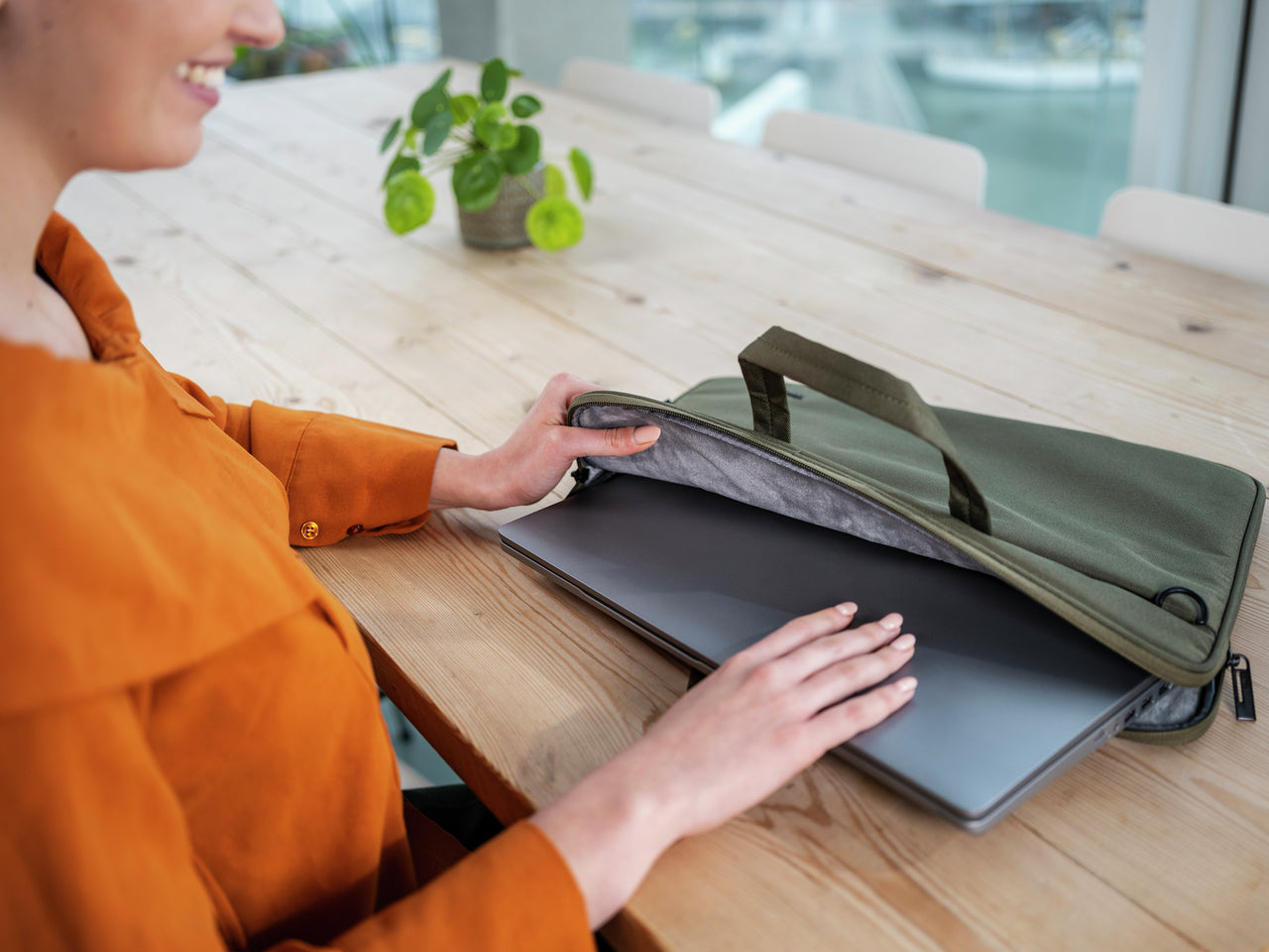 Trust Notebook-Tasche bis 16" – GRS-zertifiziert, schockresistent – Grün
