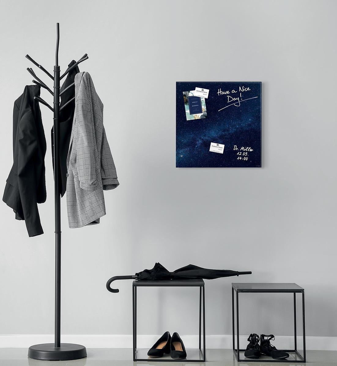 Sigel Whiteboard – 48 × 48 cm, Glas, magnetisch, Wandmontage, inkl. Magnetwürfel, Montagesatz