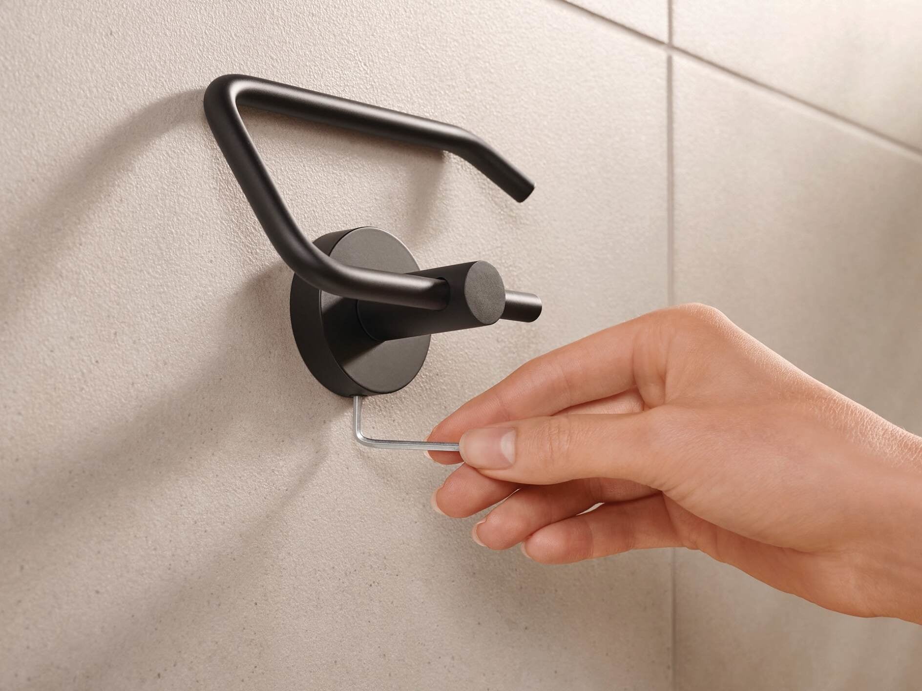 TESA MOON BLACK – Toilettenpapierhalter – Stahl matt, schwarz, wandmontiert, klebend, 14 × 5,3 × 9,9 cm