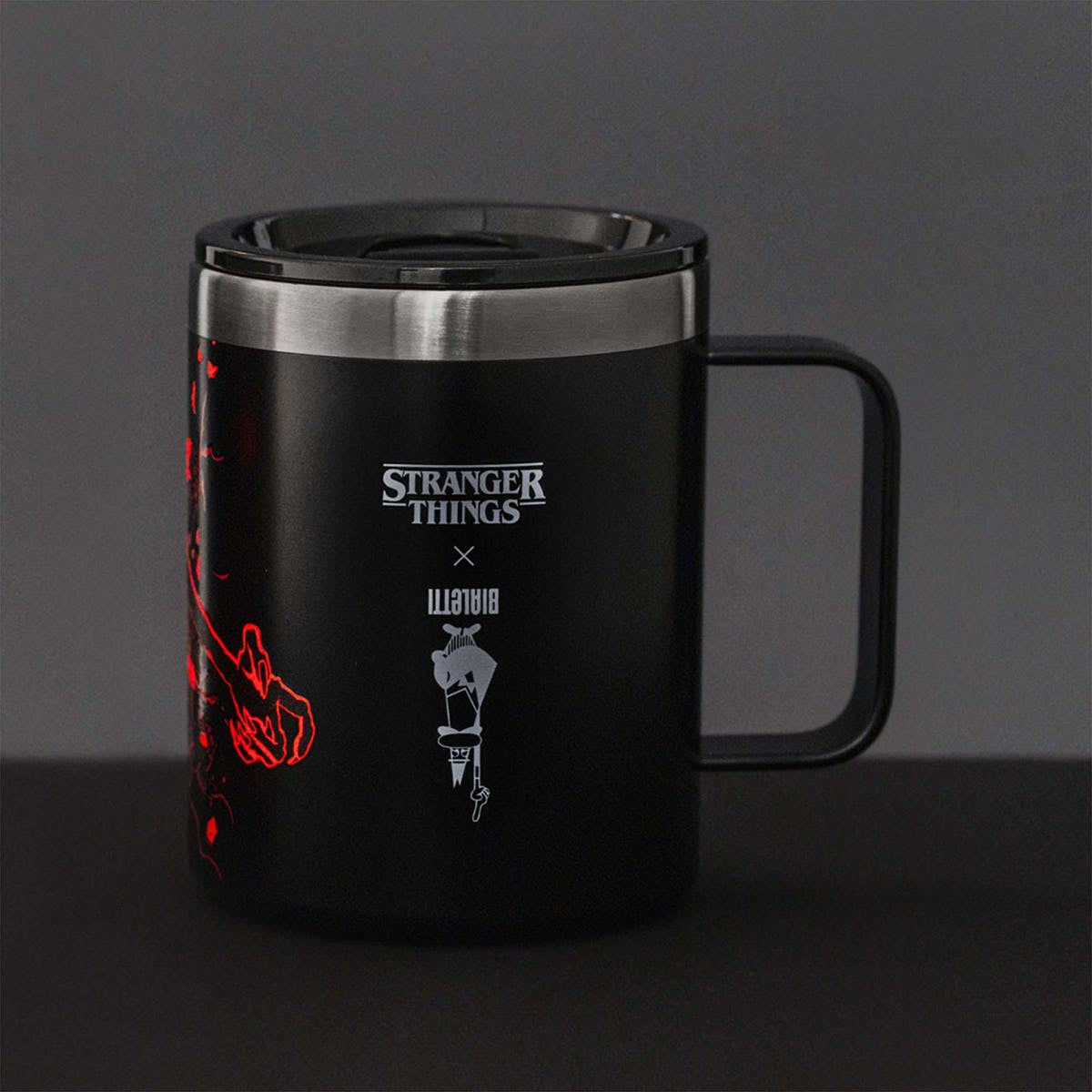 Bialetti Stranger Things Thermobecher 420 ml – doppelwandig, Edelstahl, mit Griff, schwarz/rot