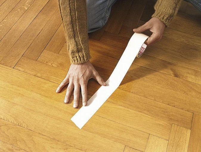 Tesa Teppichklebeband Rückstandsfrei entfernbar, für glatte Oberflächen – 50 mm × 25 m, Weiss