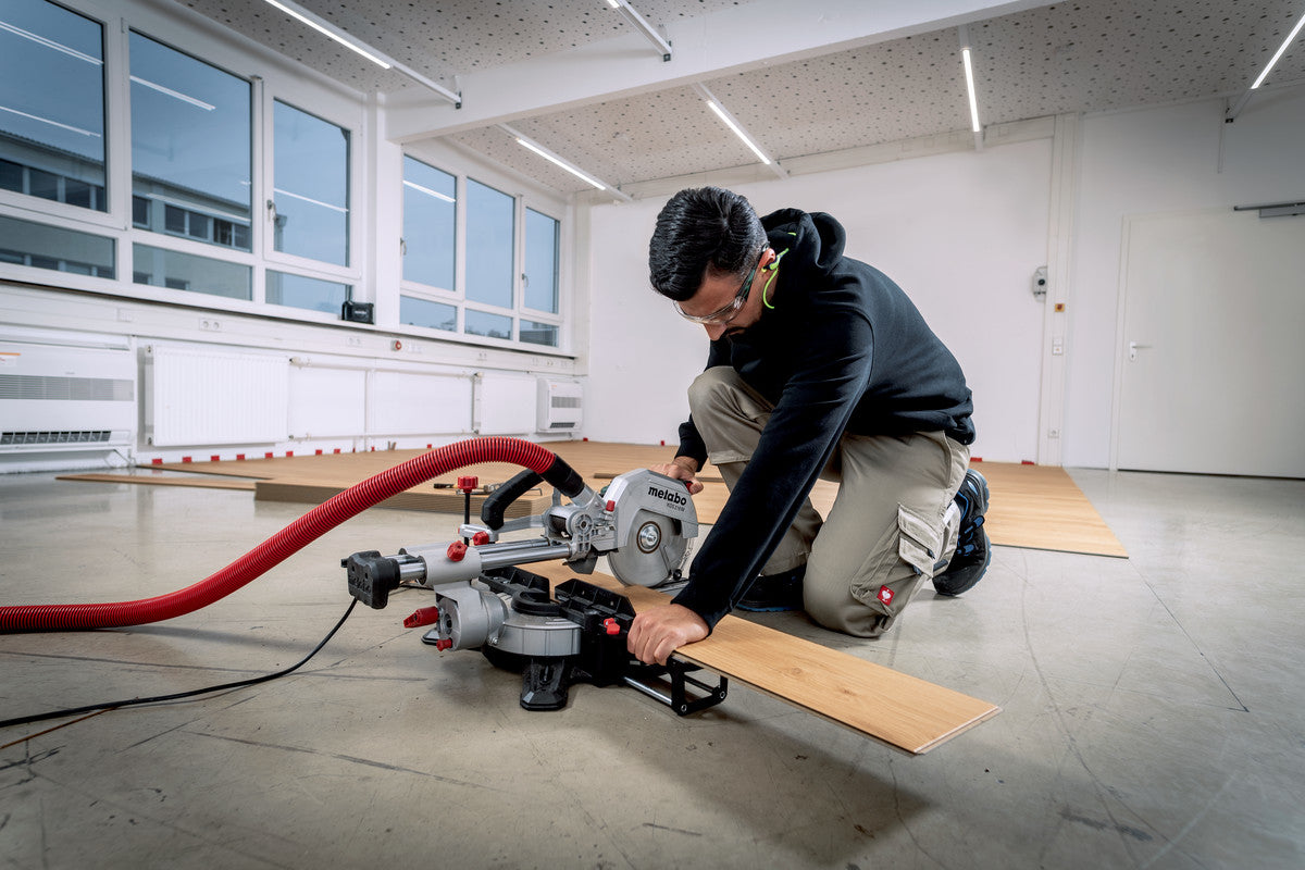 Metabo Kappsäge KGS 216 M – 1 500 W – Sägeblatt-Ø 216 mm – inkl. Sägeblatt & Staubbeutel