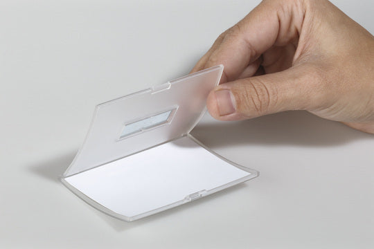Durable Namensschild mit Clip – 90 × 54 mm – PP-Folie – transparent – 25 Stk.