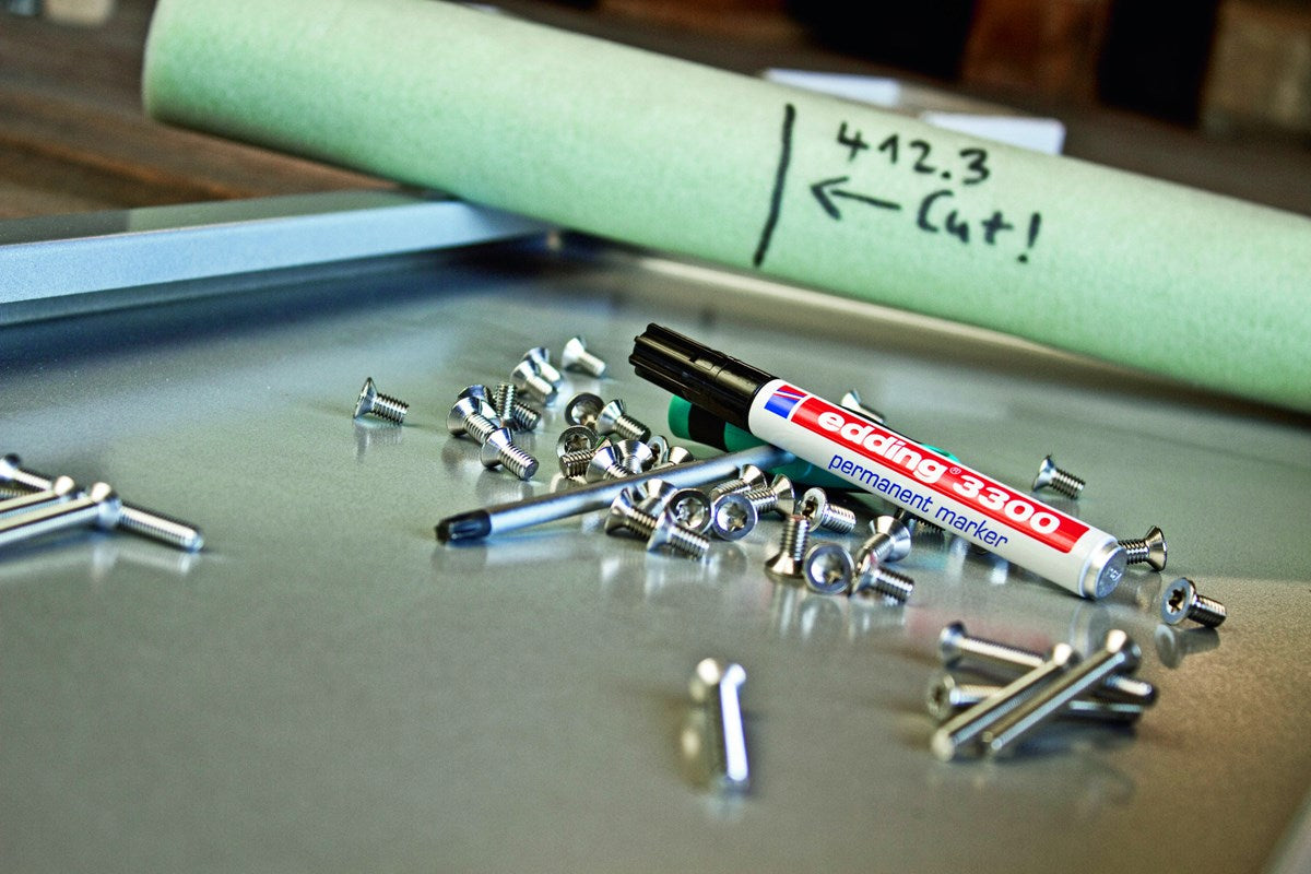 Edding 3300 Permanentmarker – Keilspitze 1–5 mm – Schwarz, Blau, Grün, Rot, 4er-Set – für Karton, Glas und Holz