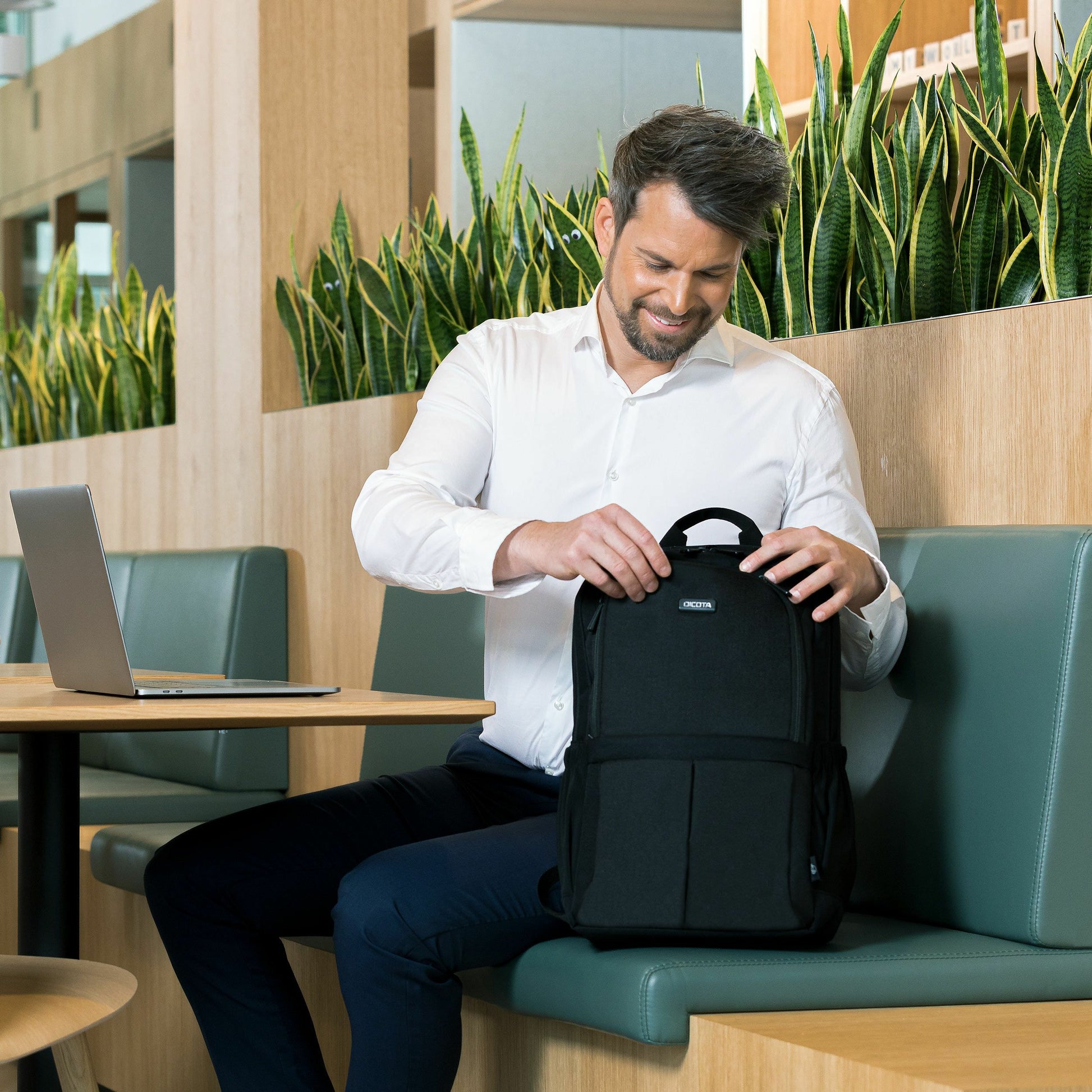 DICOTA Eco SCALE Notebook-Rucksack bis 17,3" – 100% recycelter PET, Trolley-Haltegurt – Schwarz