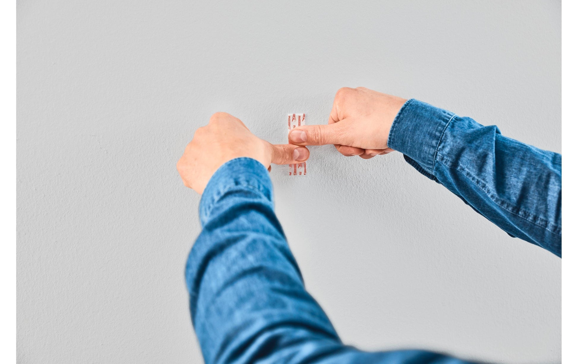 TESA Haken – weiss – selbstklebend – für Tapete und Putz – 0,5 kg – 2 Stück