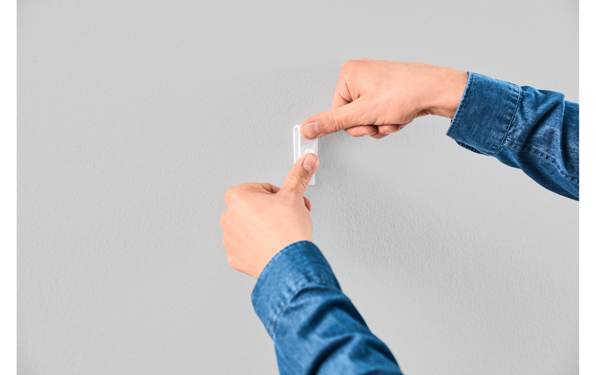 TESA Haken – weiss – selbstklebend – für Tapete und Putz – 0,5 kg – 2 Stück
