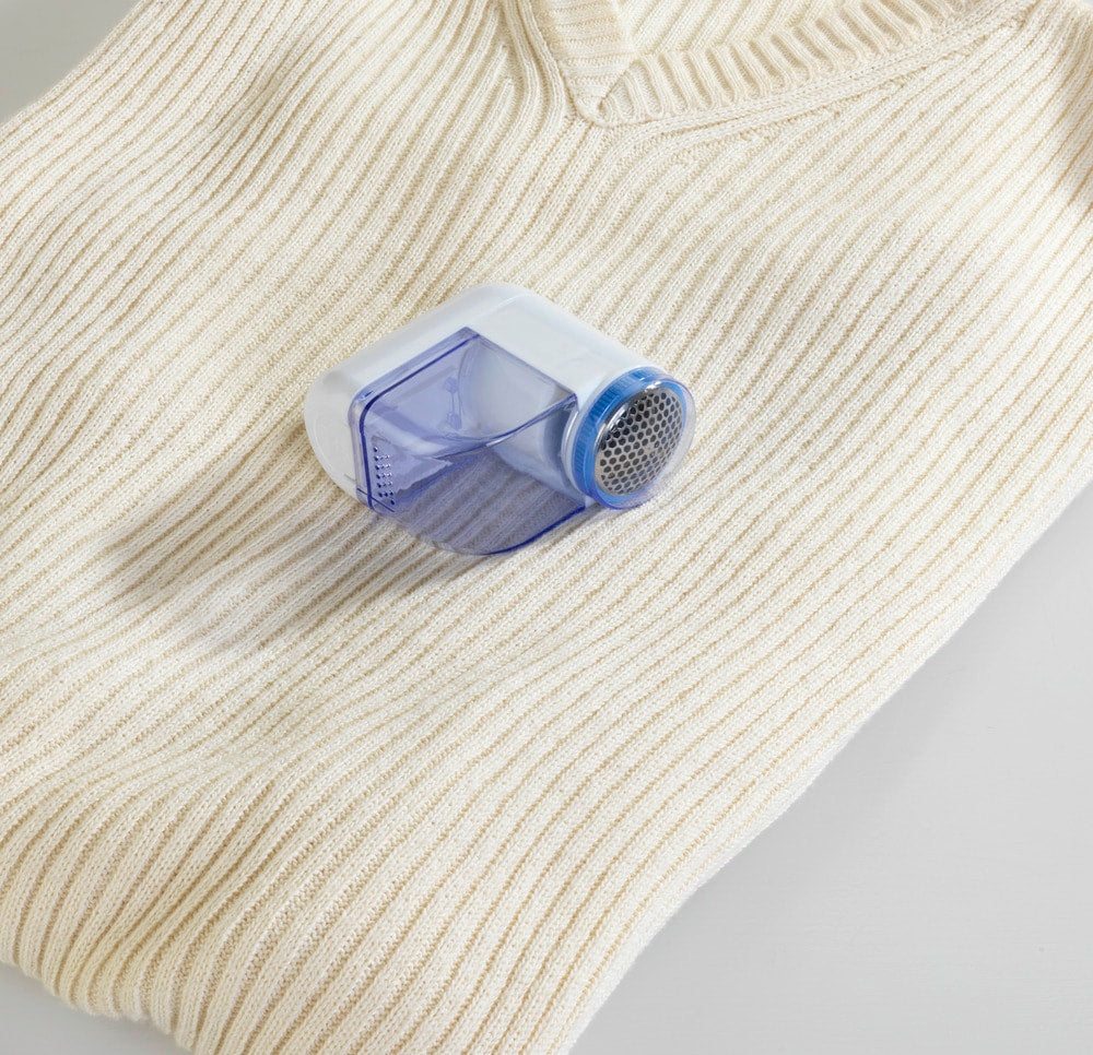 WENKO Mini Fusselrasierer – Kunststoff, Edelstahlmesser – Blau/Weiss – 7,5 × 4,0 × 7,5 cm