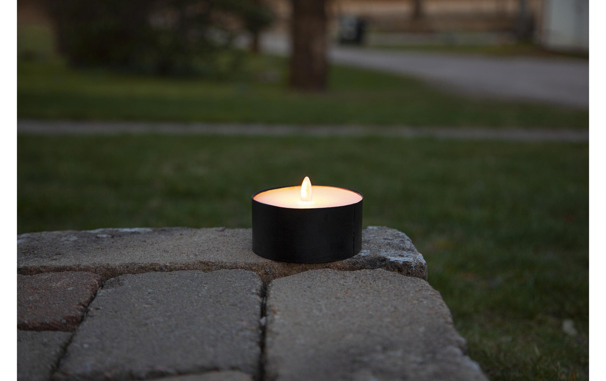 Star Trading LED-Teelicht Maxi – Ø 10 cm – Warmweiss – Batteriebetrieben – Timer 6/18 h, flackernd – Schwarz