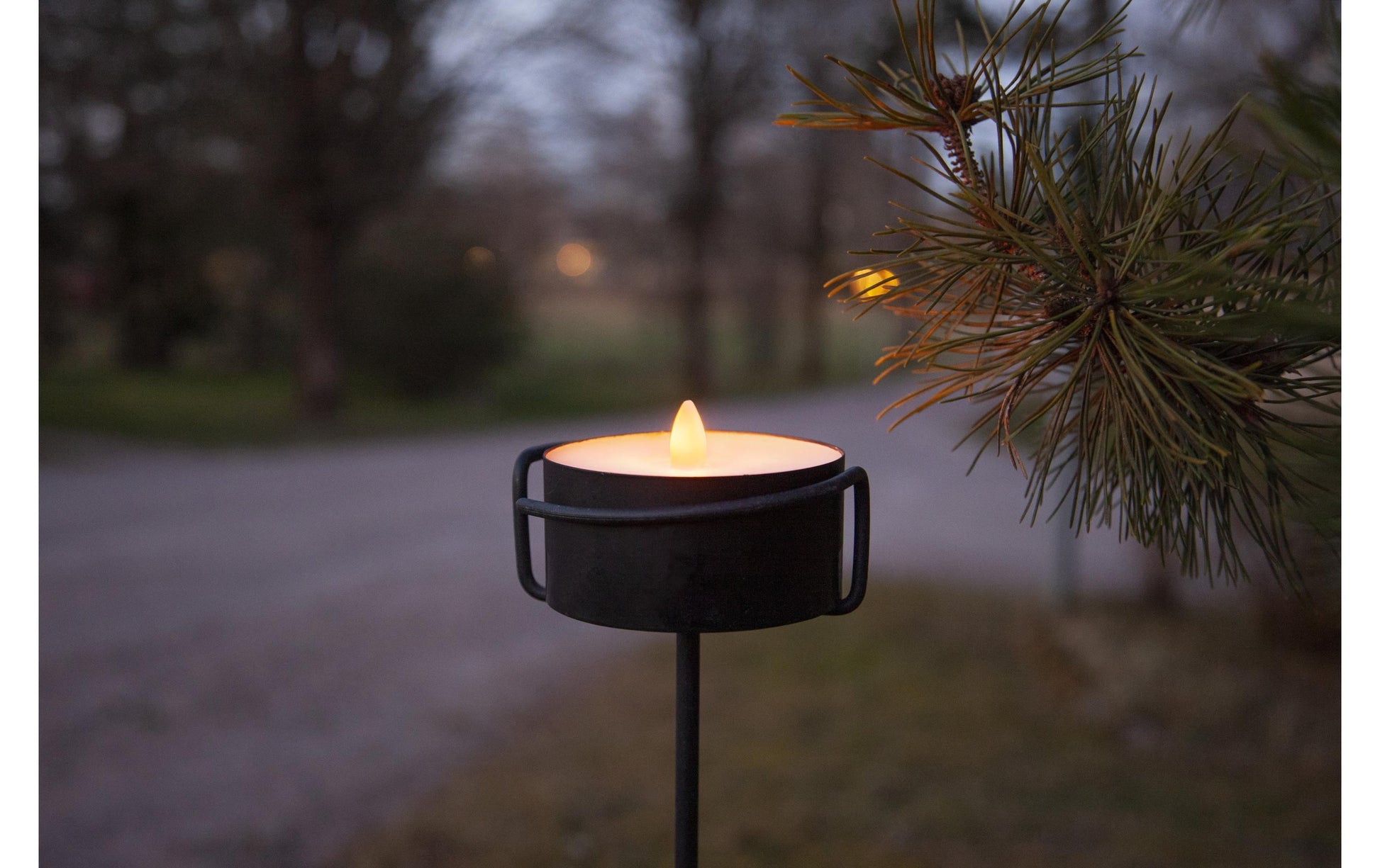 Star Trading LED-Teelicht Maxi – Ø 10 cm – Warmweiss – Batteriebetrieben – Timer 6/18 h, flackernd – Schwarz