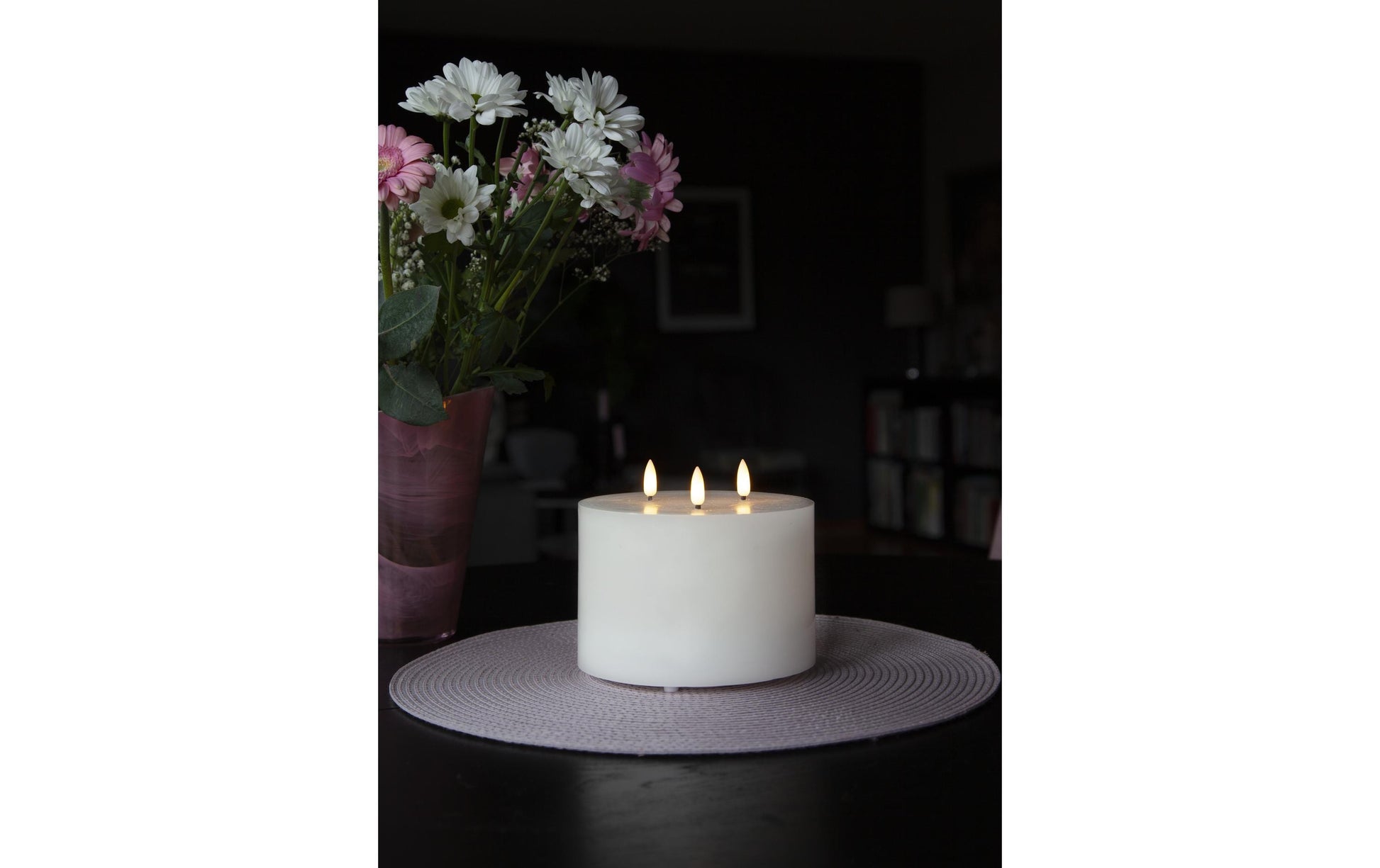 Star Trading LED-Säulenkerze – Ø 15 × 13 cm, 0,18 W, Warmweiss, Weiss, Timer, flackernd, batteriebetrieben, 2×AA