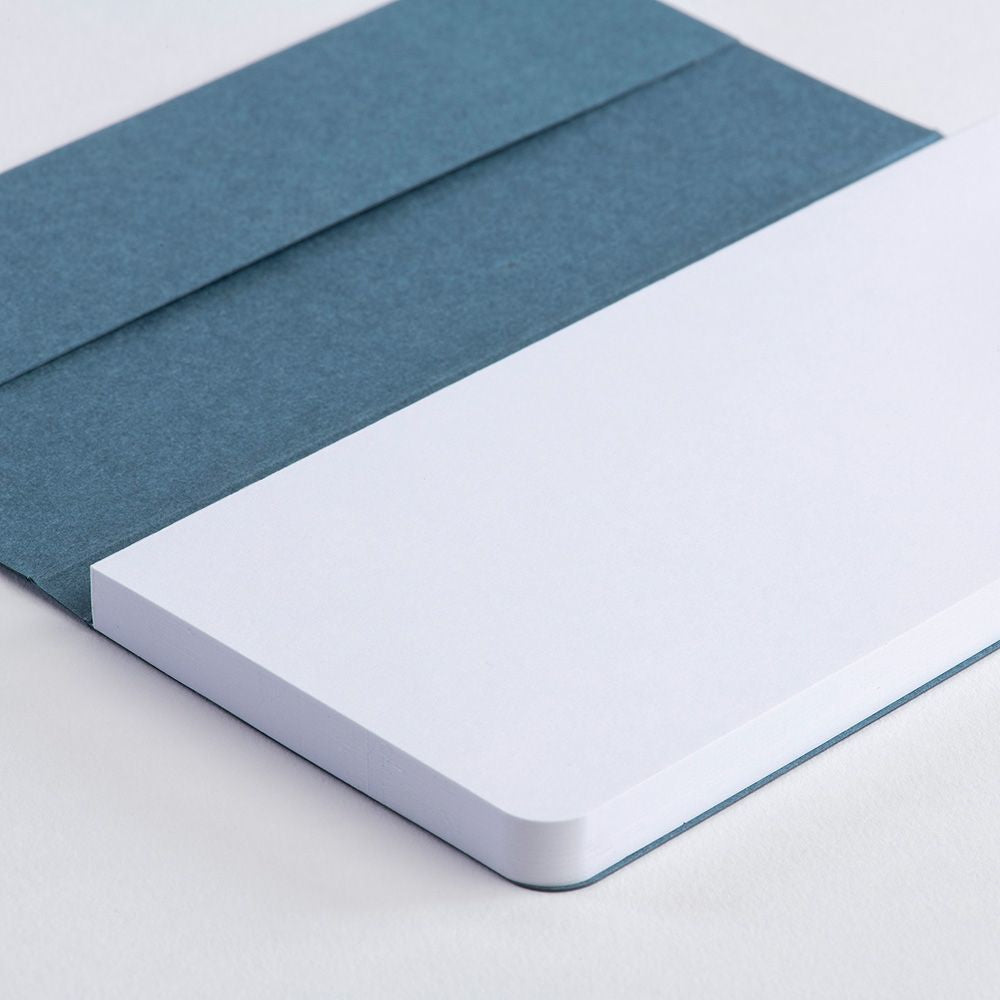 Gmund Notizblock – 67 × 138 mm – blanko – 100 Blatt – 120 g/m², Gummiband, Einsteckfach, blau