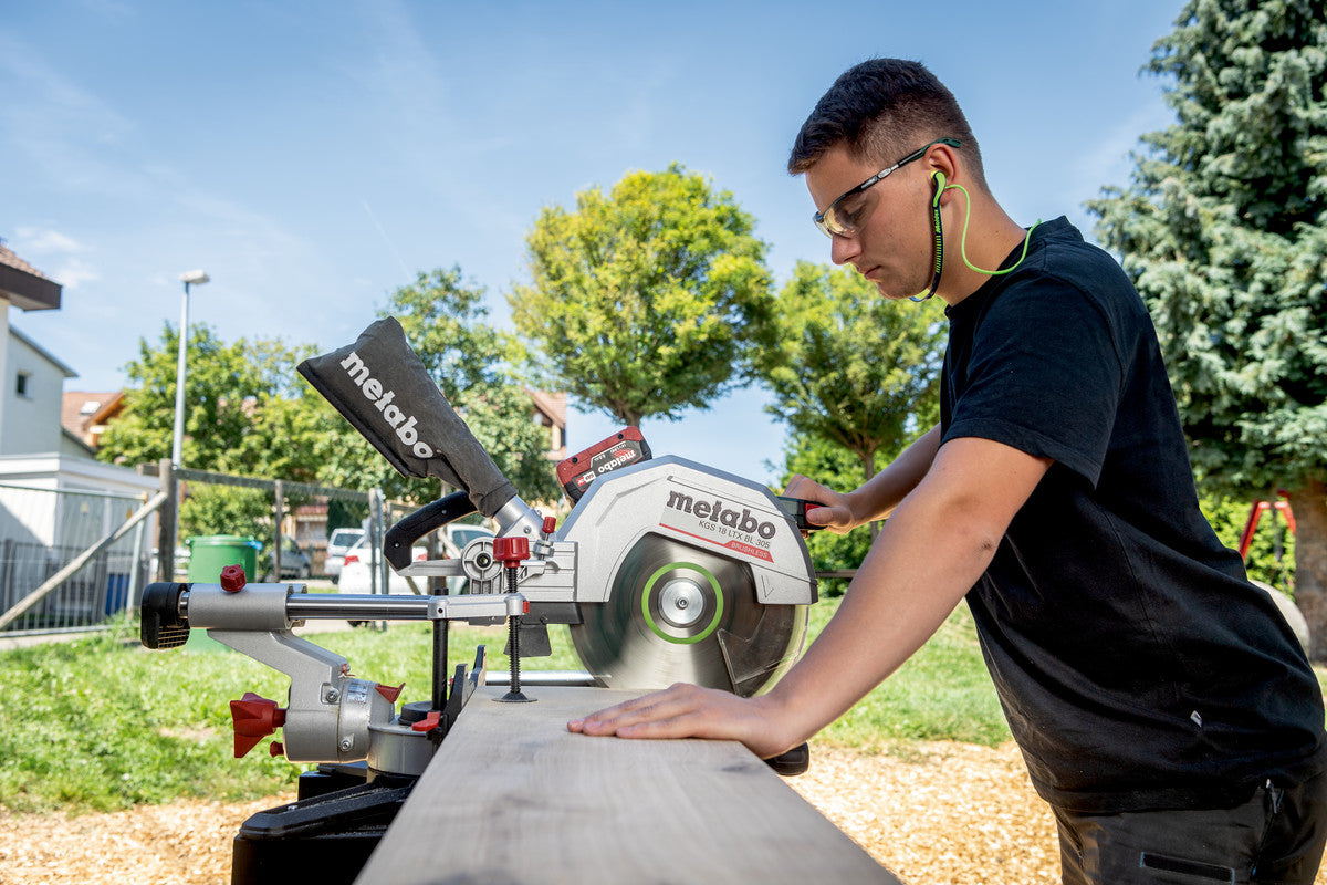 Metabo Kapp- und Gehrungssäge KGS 18 LTX BL 305 – 18 V (CAS) – Sägeblatt-Ø 305 mm – Solo – Brushless