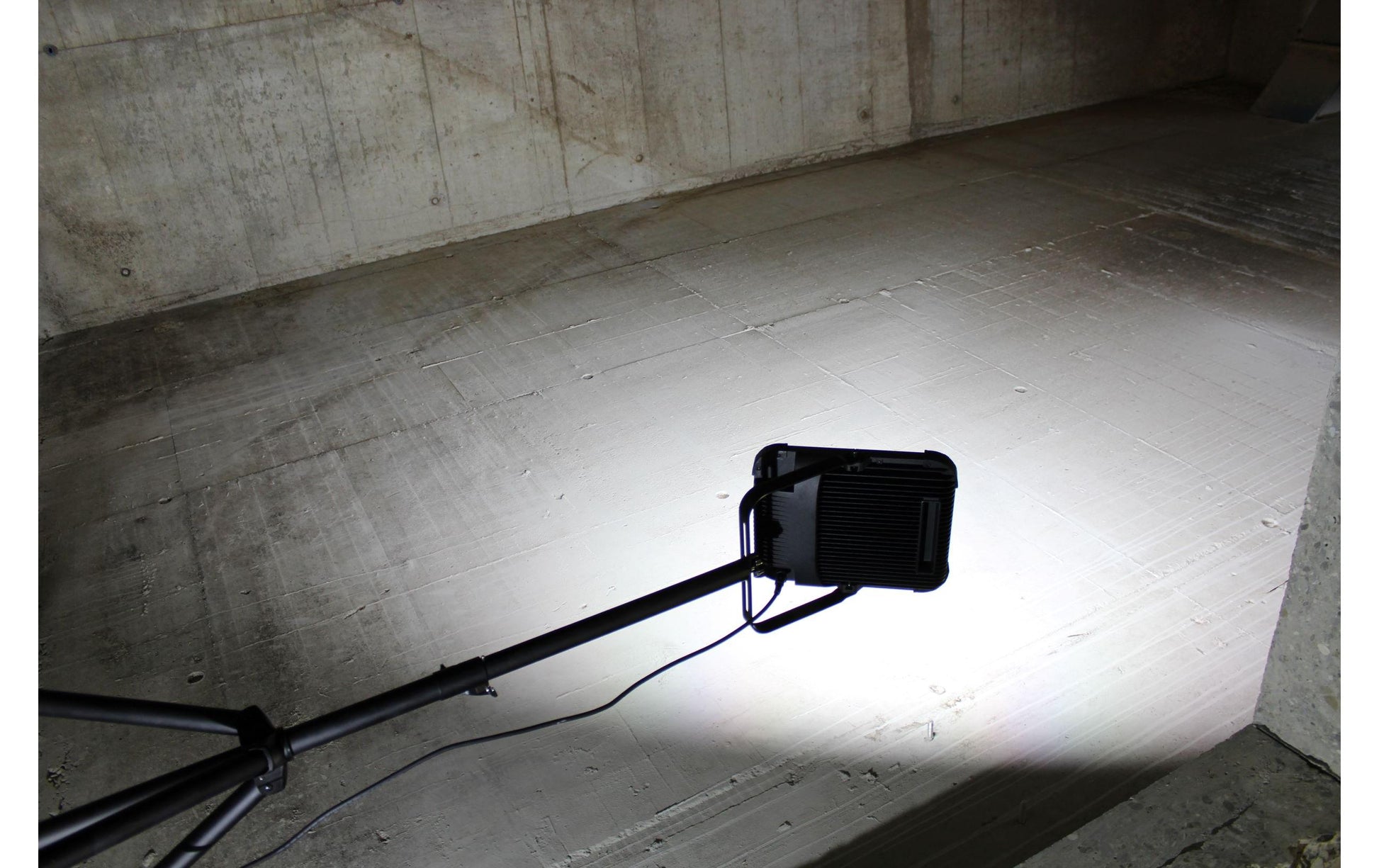 NORDRIDE Aussenwandleuchte – 29,2×37,5 cm – 10 000 lm, 100 W – Kaltweiss, 6000 K – IP67 – Netzbetrieb – Schwarz