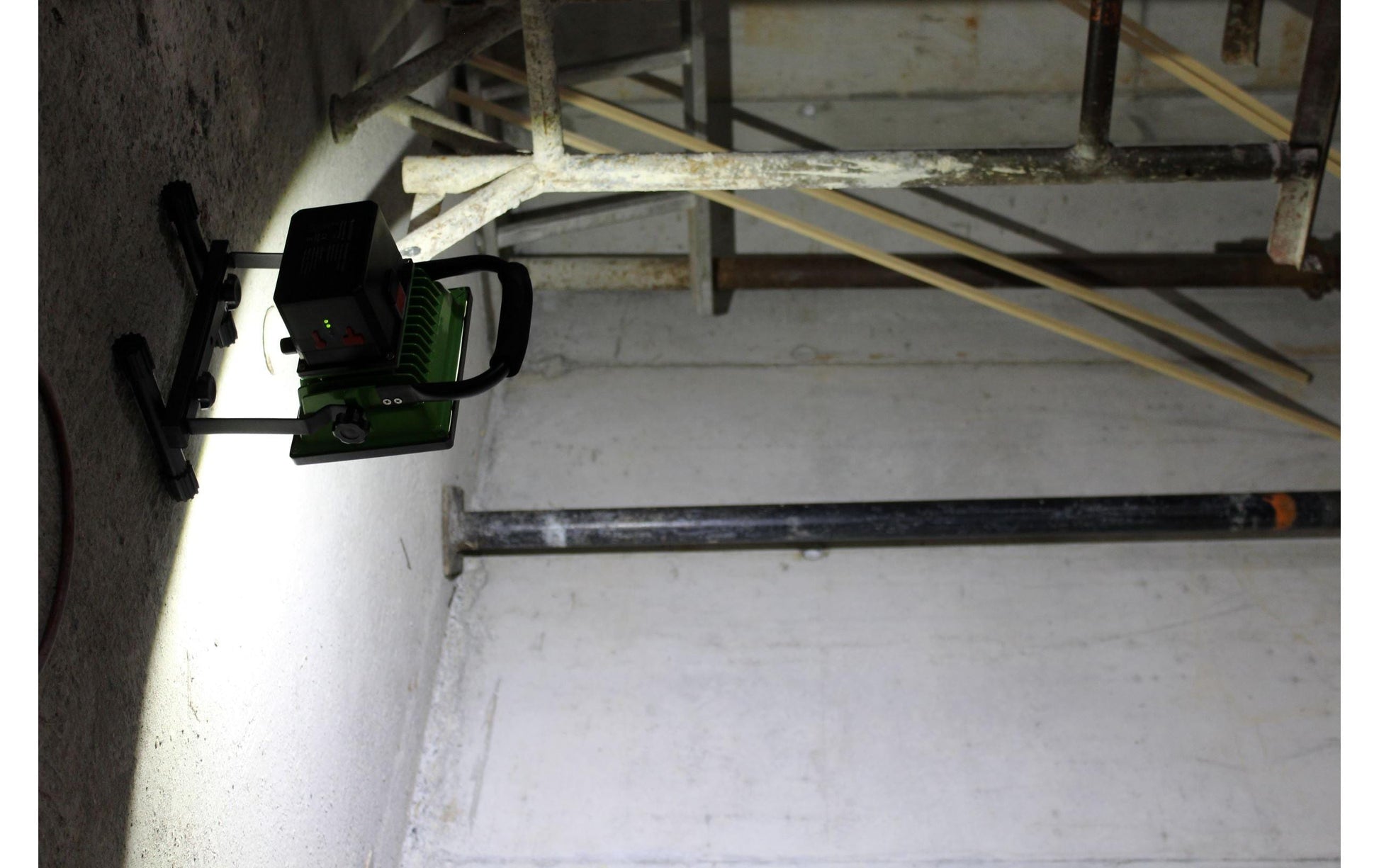 NORDRIDE Akku LED-Strahler 4025 – 2000 lm, 20 W, 6000 K, dimmbar, IP65, schwarz/grün
