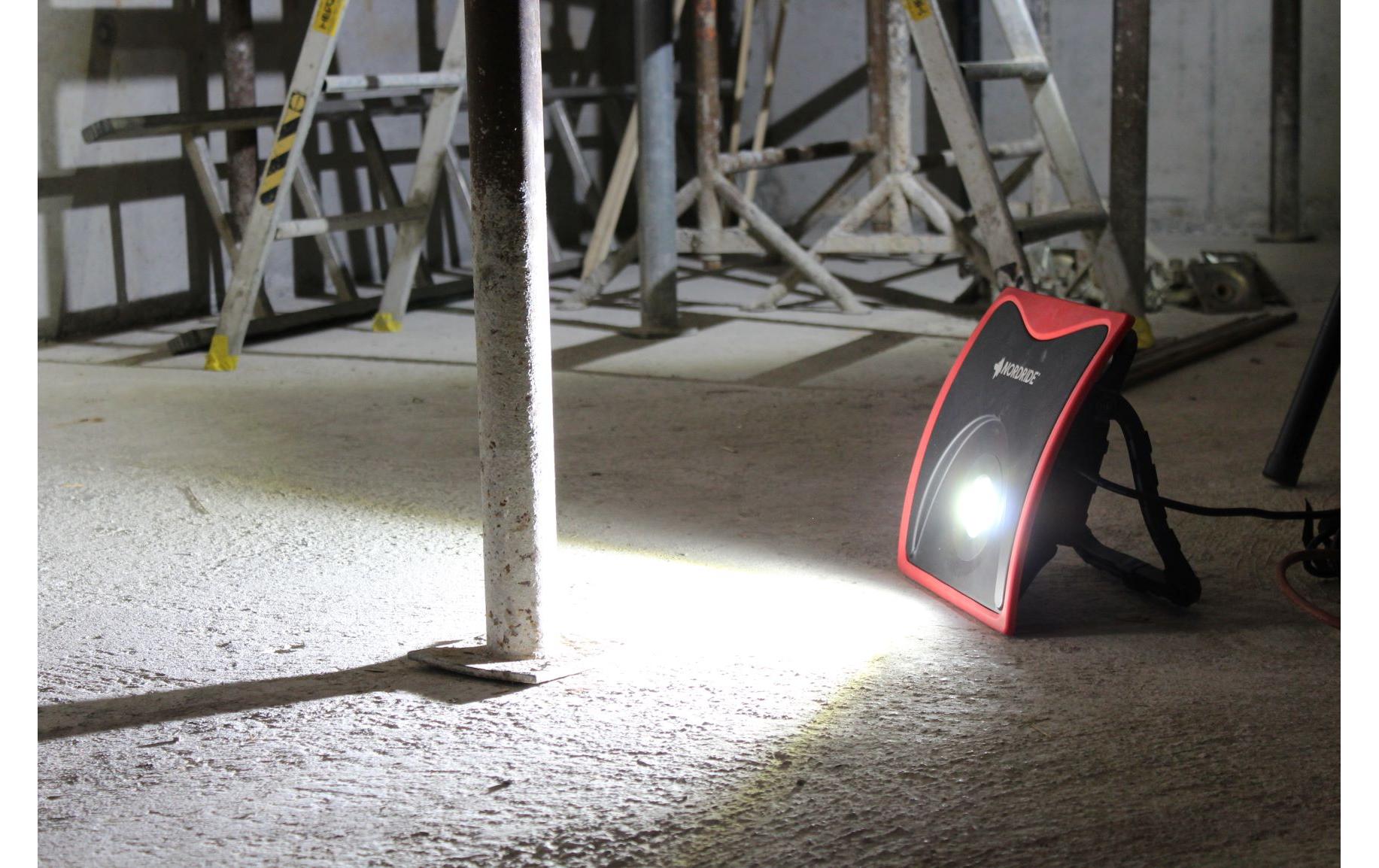 NORDRIDE Arbeitsleuchte 2041 COB Powerlight – 5000 lm, 60 W, dimmbar, Netzbetrieb, IP54 – Rot
