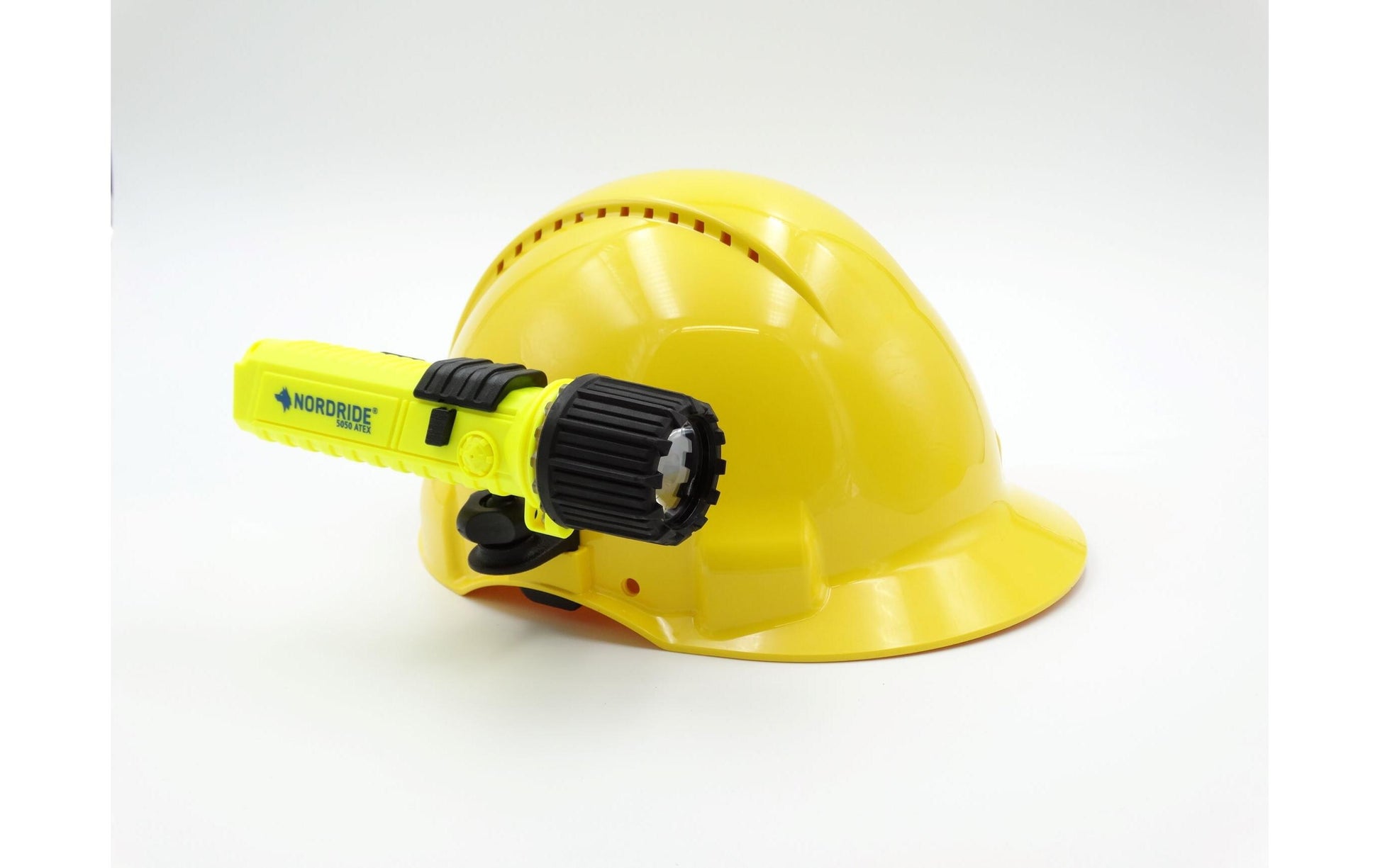 NORDRIDE Taschenlampe 5050 Atex – 180 lm, 117 m, IP68, dimmbar, 4× AA – Schwarz