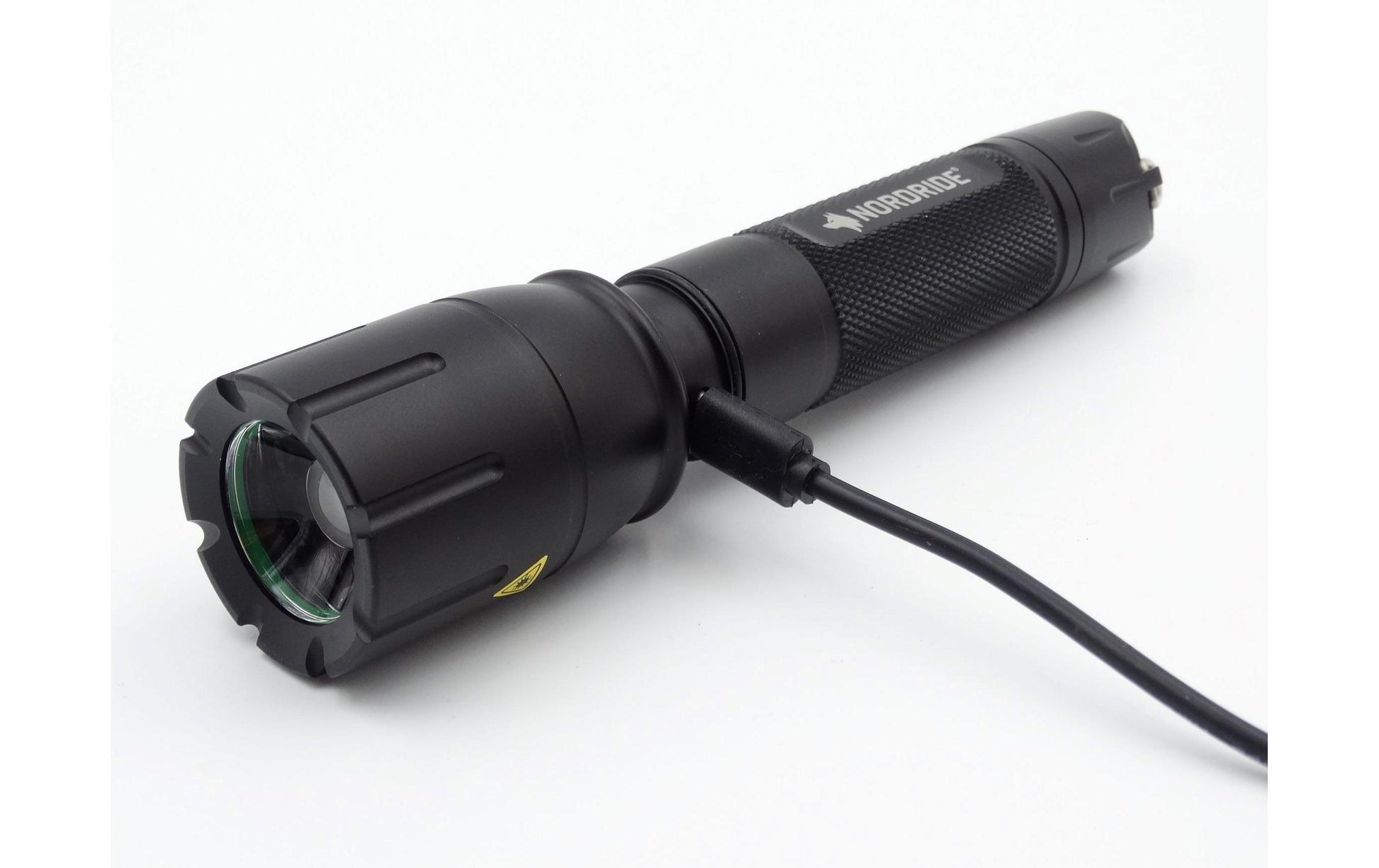 NORDRIDE Taschenlampe PRO R – 1300 lm, 280 m, IP65, USB, Akku, 6 Modi – Schwarz