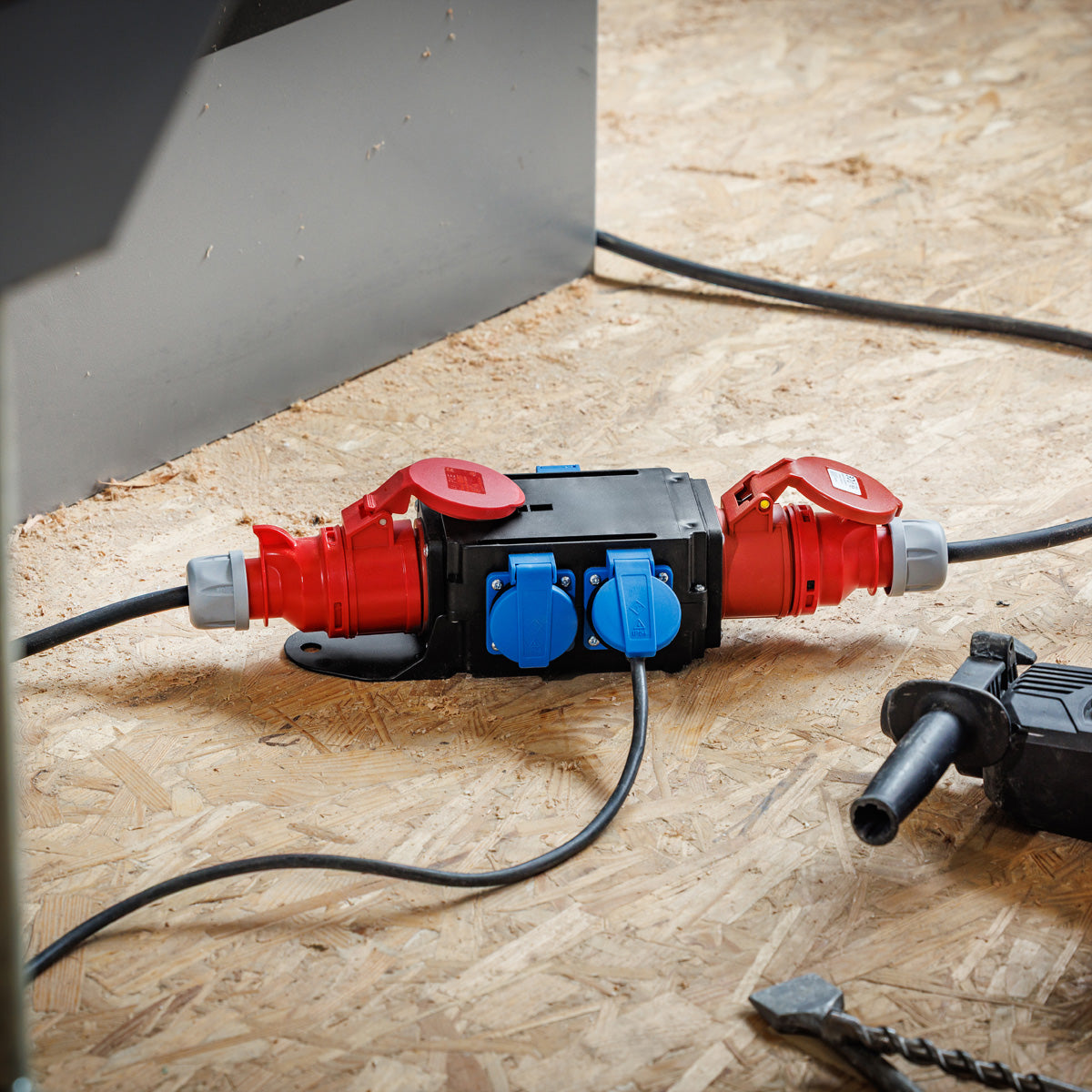 Bachmann Adapterkabel, CEE 16-5 zu (1×CEE-Dose + 3×CEE7/3), IP44 – Schwarz/Blau/Rot