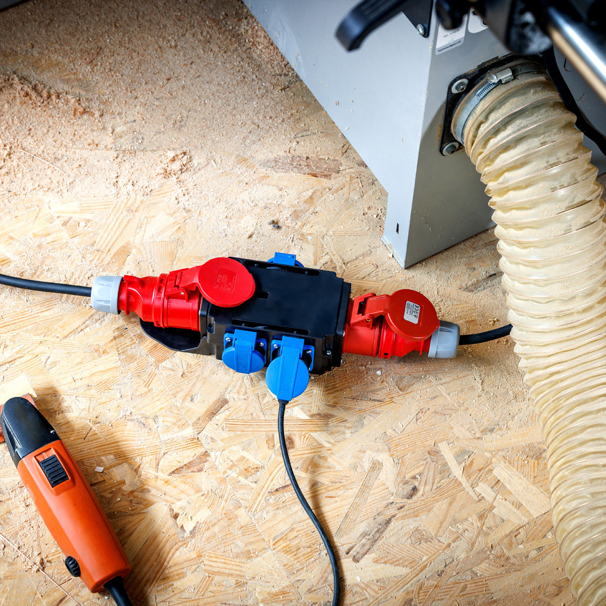 Bachmann Adapterkabel, CEE 16-5 zu (1×CEE-Dose + 3×CEE7/3), IP44 – Schwarz/Blau/Rot