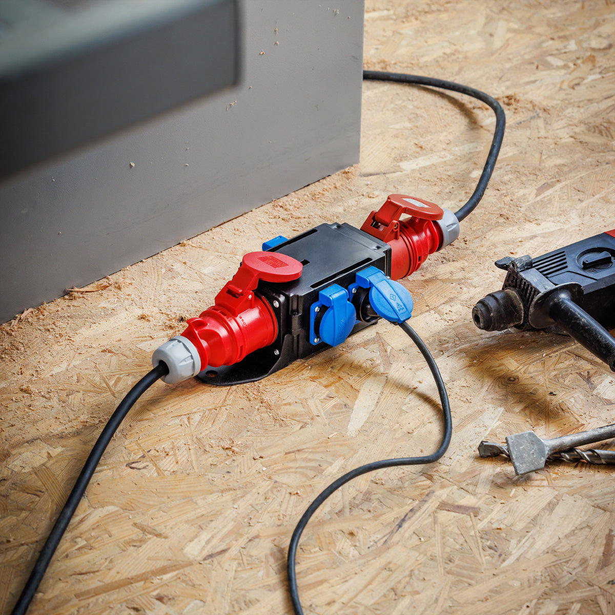 Bachmann Adapterkabel, CEE 16-5 zu (1×CEE-Dose + 3×CEE7/3), IP44 – Schwarz/Blau/Rot