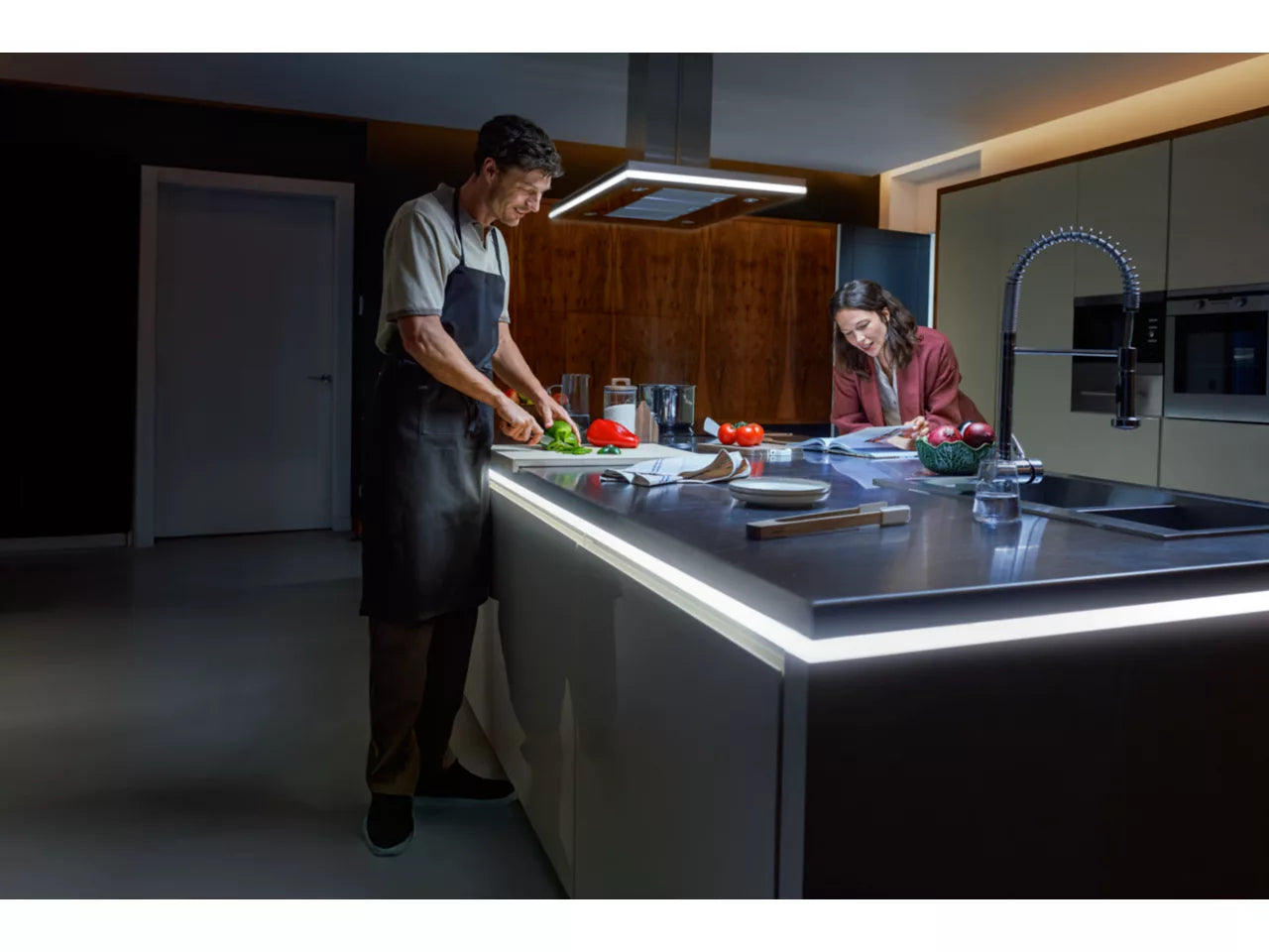 Philips Hue LED-Strip OmniGlow Gradient – 5 m, 4500 lm, 60 W, RGB, dimmbar, für Philips Hue, Bluetooth, weiss