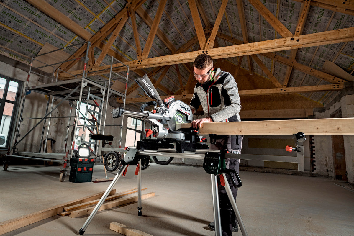 Metabo Kapp- und Gehrungssäge KGS 18 LTX BL 305 – 18 V (CAS) – Sägeblatt-Ø 305 mm – Solo – Brushless