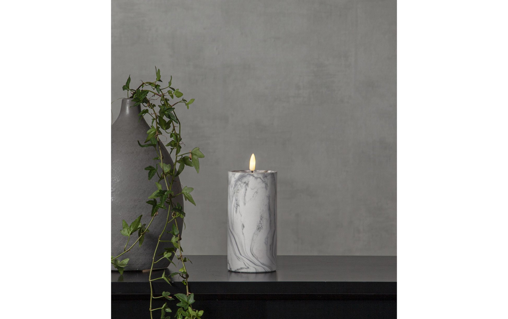 Star Trading LED-Säulenkerze Flame Marble – Ø 7,5 × 17,5 cm, Warmweiss, Grau, Timer 6/18 h, flackernd