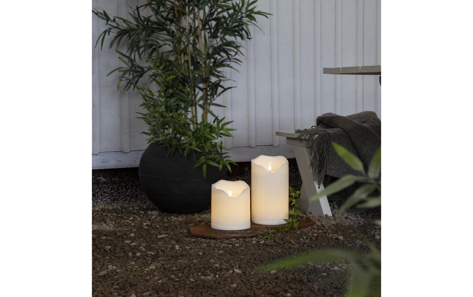 Star Trading Dekorative Aussenleuchte – IP44 – Batteriebetrieb, Timer 6/18 h, Flackernd – Weiss, Kunststoff
