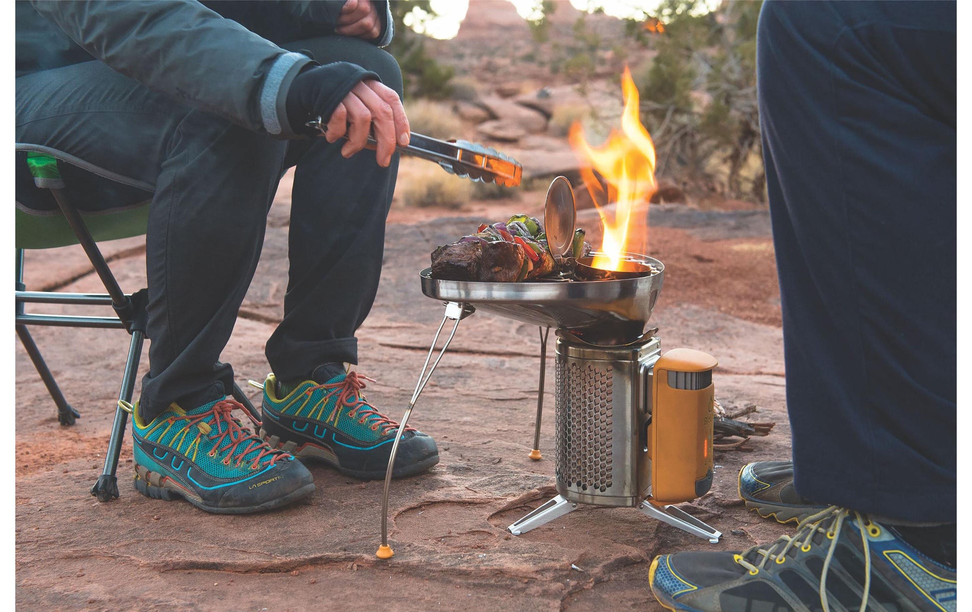 BioLite Campstove BNA0100 – Holzkohle, USB-Port, 935 g – Gelb/Edelstahl