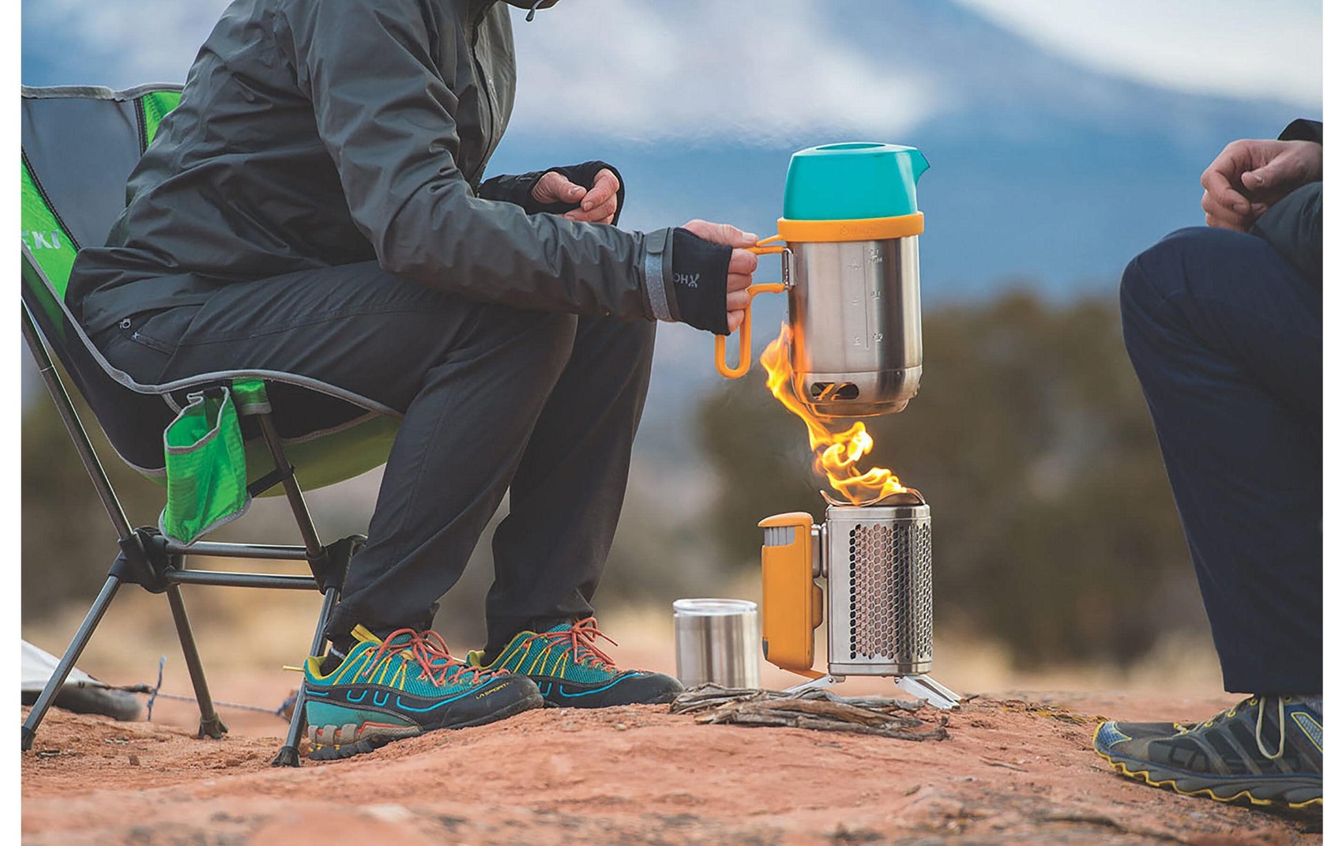 BioLite Campstove BNA0100 – Holzkohle, USB-Port, 935 g – Gelb/Edelstahl