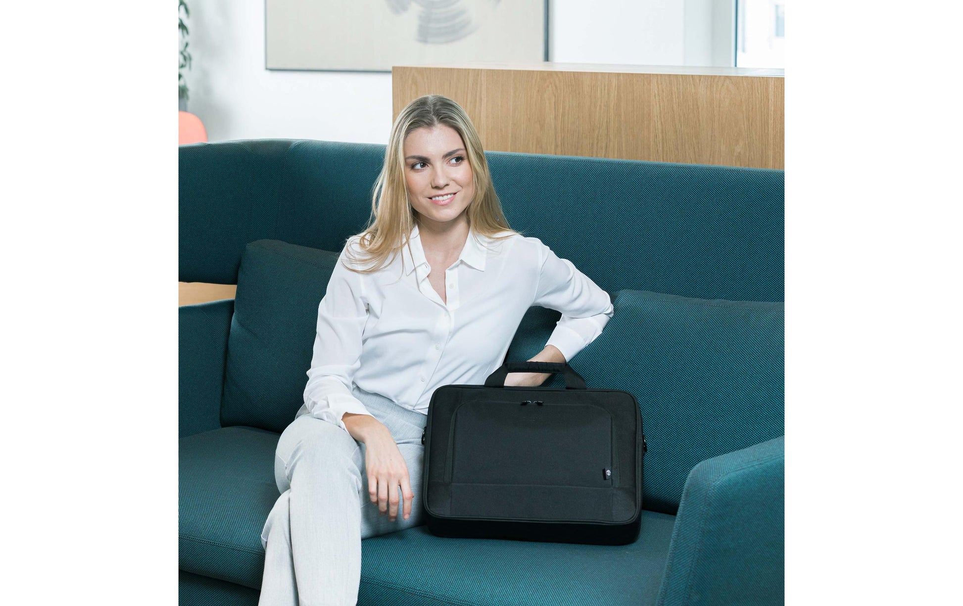 DICOTA Eco Top Traveller BASE Notebook-Tasche 15,6" – Abnehmbarer Schultergurt – Schwarz