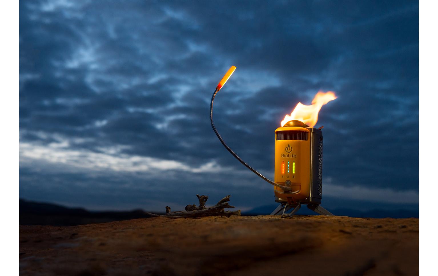 BioLite Camping-Kocher Campstove 2+ – Holz, 3200 mAh Akku, USB-Ladeausgang – Gelb/Aluminium