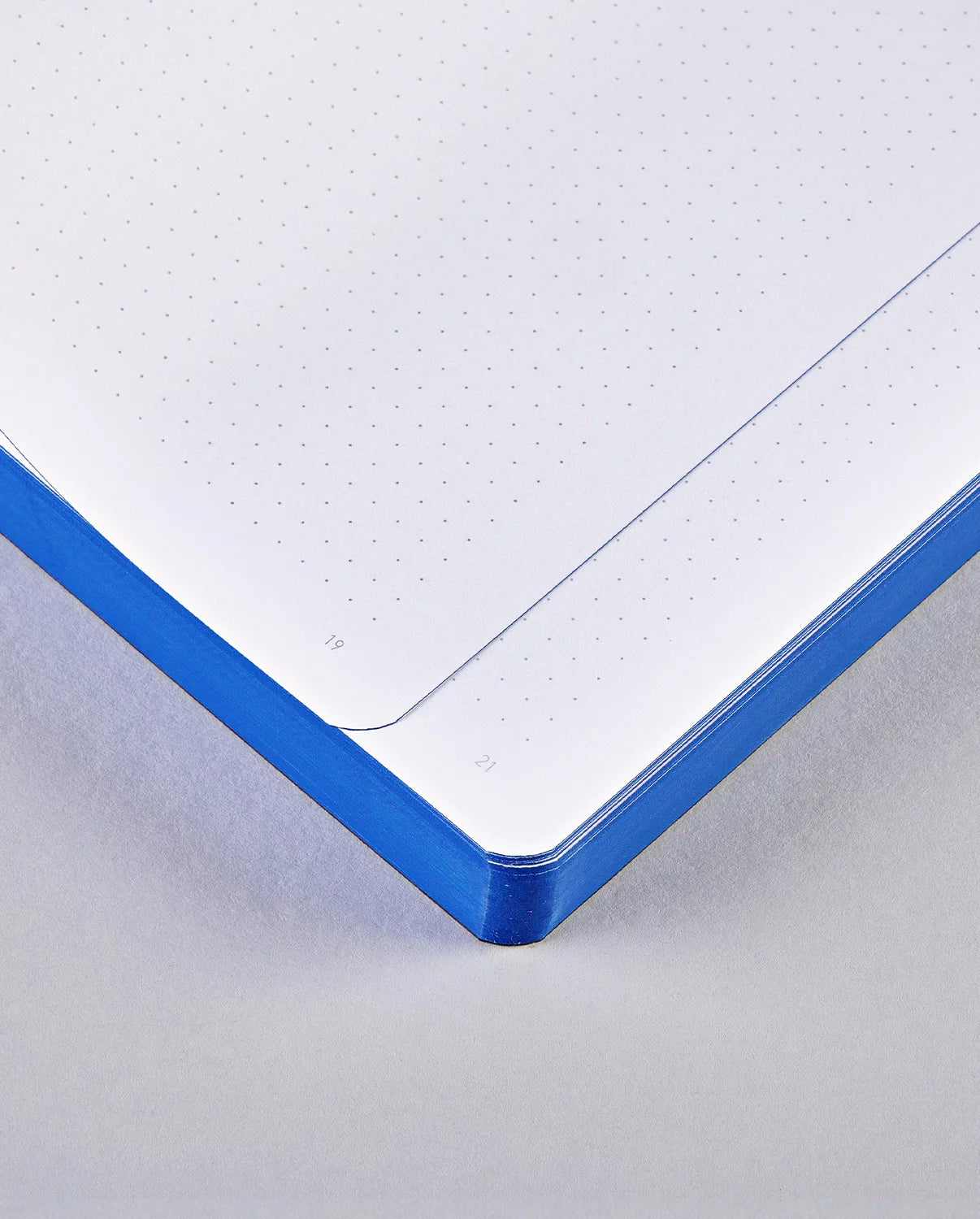 nuuna Notizbuch – 165 × 220 mm – 120 g/m² – Softcover, abgerundete Kanten, nummerierte Seiten, blau/weiss