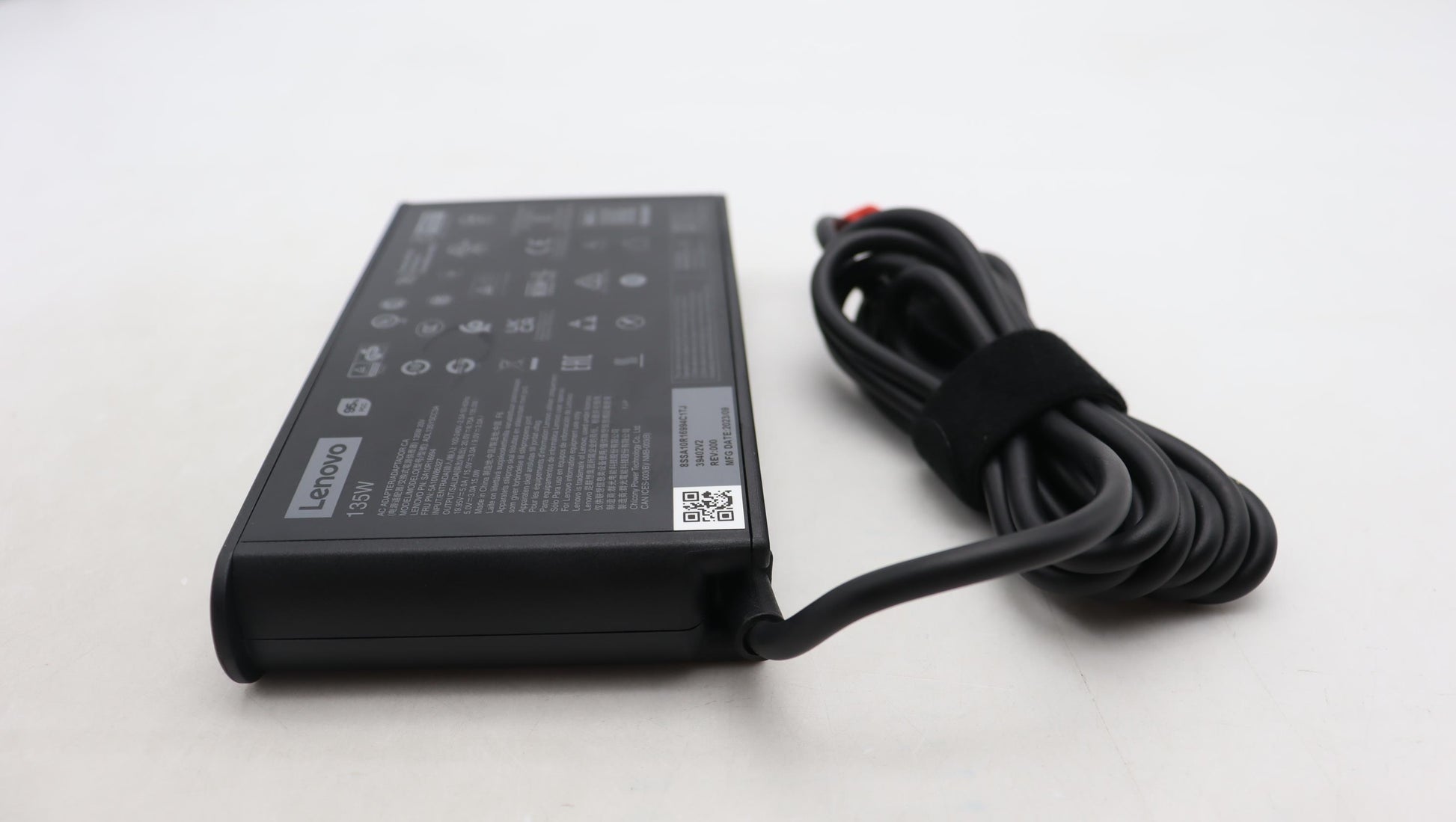 Lenovo Netzteil – 135 W, 5–20 V – für Lenovo-Geräte – Schwarz
