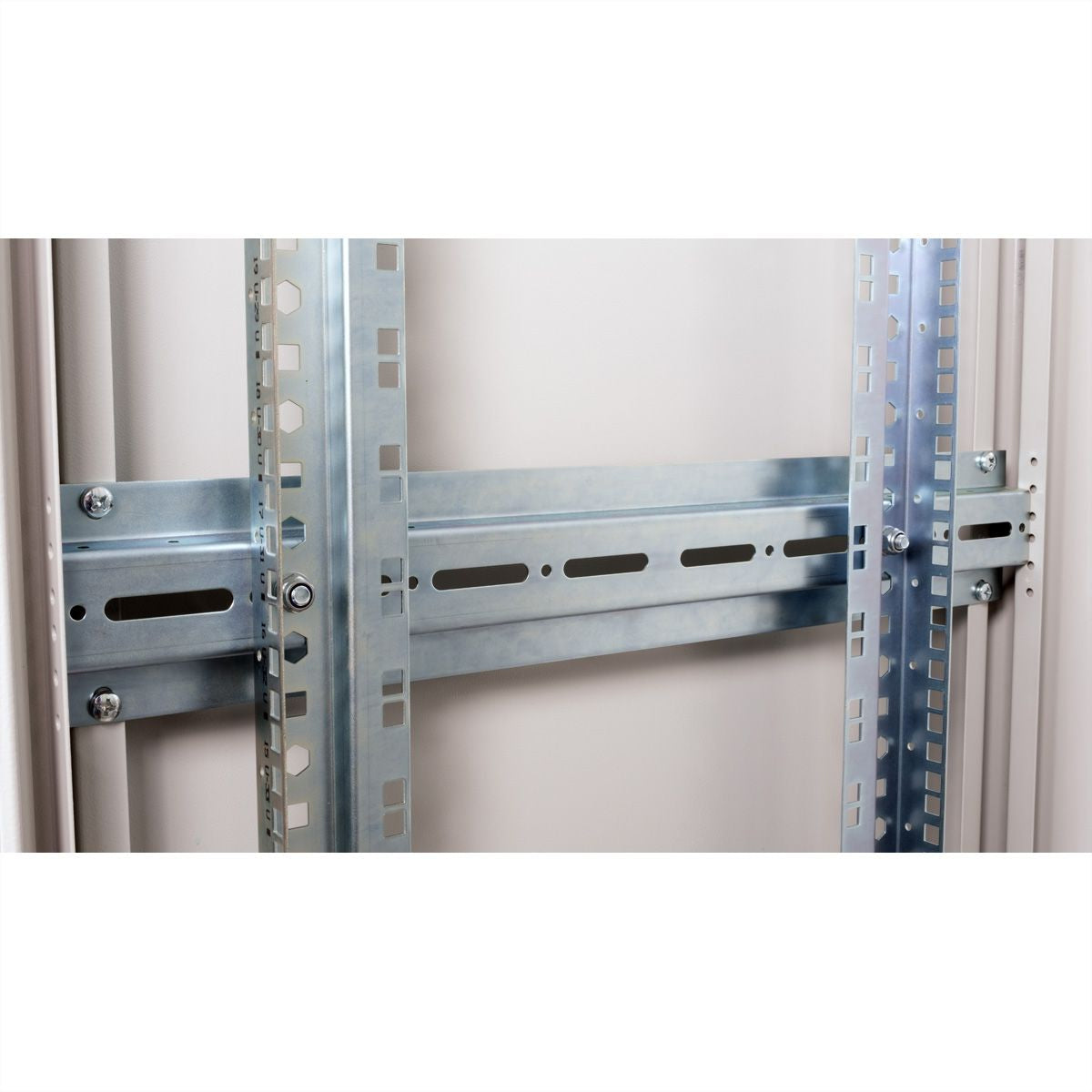 ROLINE Pro – 19" Netzwerkschrank 47U, IP20, abschliessbar, 600 × 600 × 2276 mm, lichtgrau, Stahl